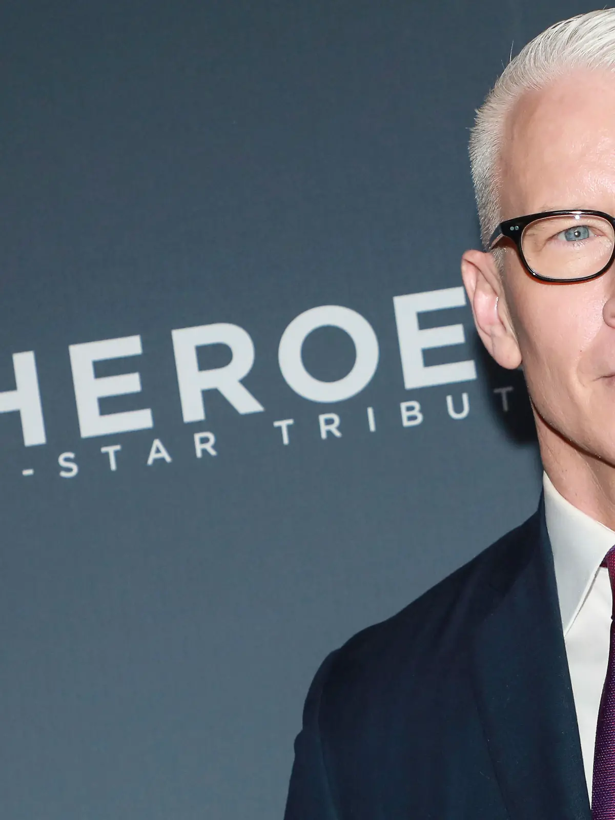 QAnon-Anhänger entschuldigt sich bei Anderson Cooper