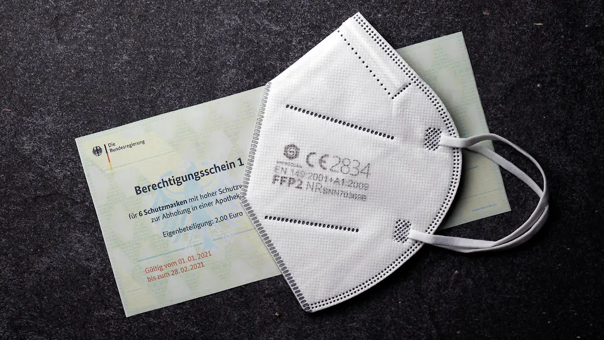 News Bilder des Tages Die Bundesdruckerei hat fälschungssichere Berechtigungsscheine für FFP2-Masken an die deutschen Krankenkassen verschickt. Wenn die Versicherten diese Gutscheine bekommen haben, können sie sich damit FFP2-Masken oder andere gleichwertige Masken in der Apotheke holen. Rund fünf Millionen Hartz-IV-Empfänger sollen zudem je zehn kostenlose FFP2-Masken erhalten. Dafür brauchen sie einen Brief ihrer Krankenkasse. Themenbild, Symbolbild *** Bundesdruckerei has sent out forgery-proof vouchers for FFP2 masks to German health insurance companies Once the insured have received these vouchers, they can use them to obtain FFP2 masks or other equivalent masks from pharmacies Around five million Hartz IV recipients are also to receive ten FFP2 mas Foto:xC.xHardtx/xFuturexImage