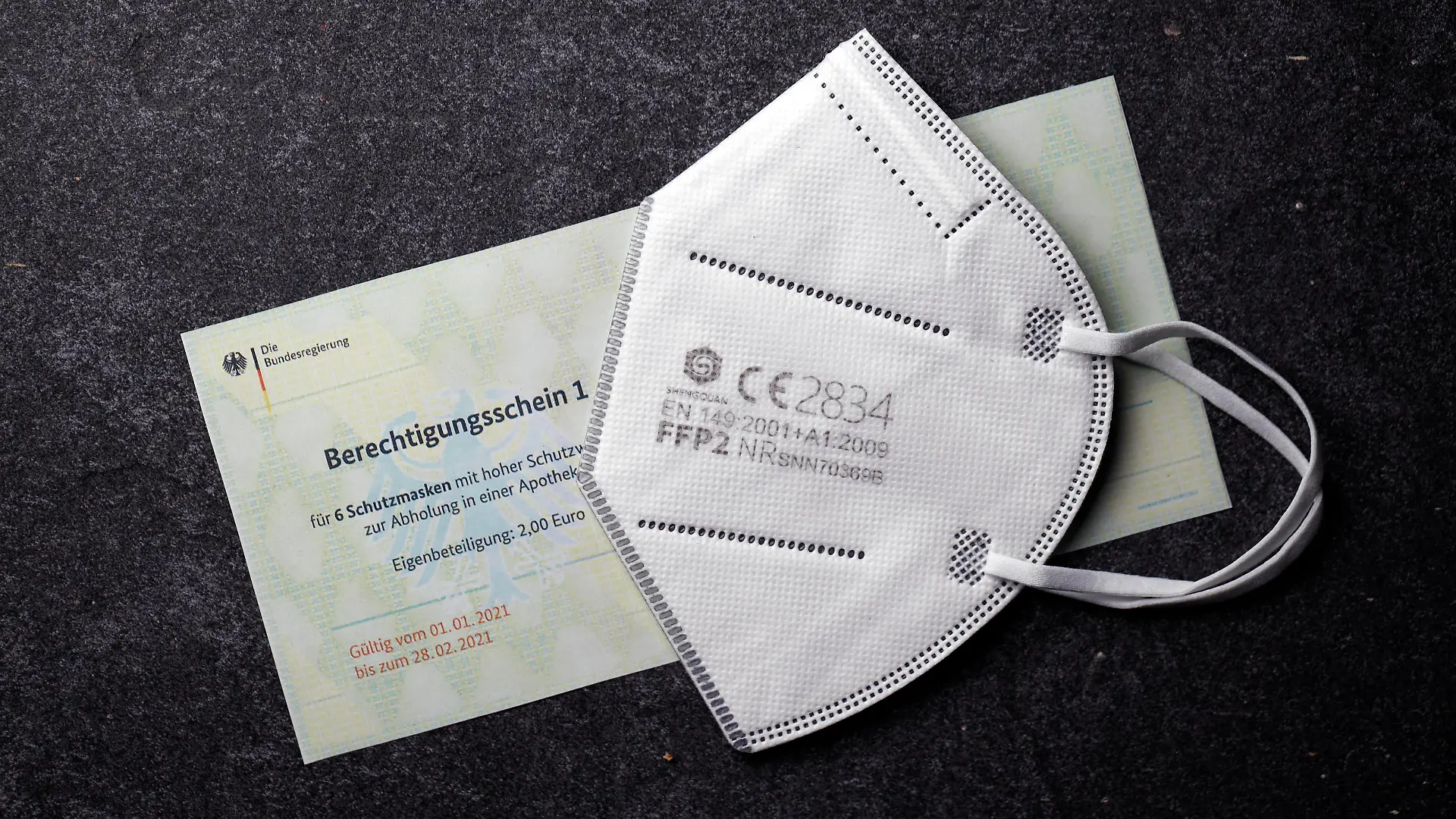 News Bilder des Tages Die Bundesdruckerei hat fälschungssichere Berechtigungsscheine für FFP2-Masken an die deutschen Krankenkassen verschickt. Wenn die Versicherten diese Gutscheine bekommen haben, können sie sich damit FFP2-Masken oder andere gleichwertige Masken in der Apotheke holen. Rund fünf Millionen Hartz-IV-Empfänger sollen zudem je zehn kostenlose FFP2-Masken erhalten. Dafür brauchen sie einen Brief ihrer Krankenkasse. Themenbild, Symbolbild *** Bundesdruckerei has sent out forgery-proof vouchers for FFP2 masks to German health insurance companies Once the insured have received these vouchers, they can use them to obtain FFP2 masks or other equivalent masks from pharmacies Around five million Hartz IV recipients are also to receive ten FFP2 mas Foto:xC.xHardtx/xFuturexImage