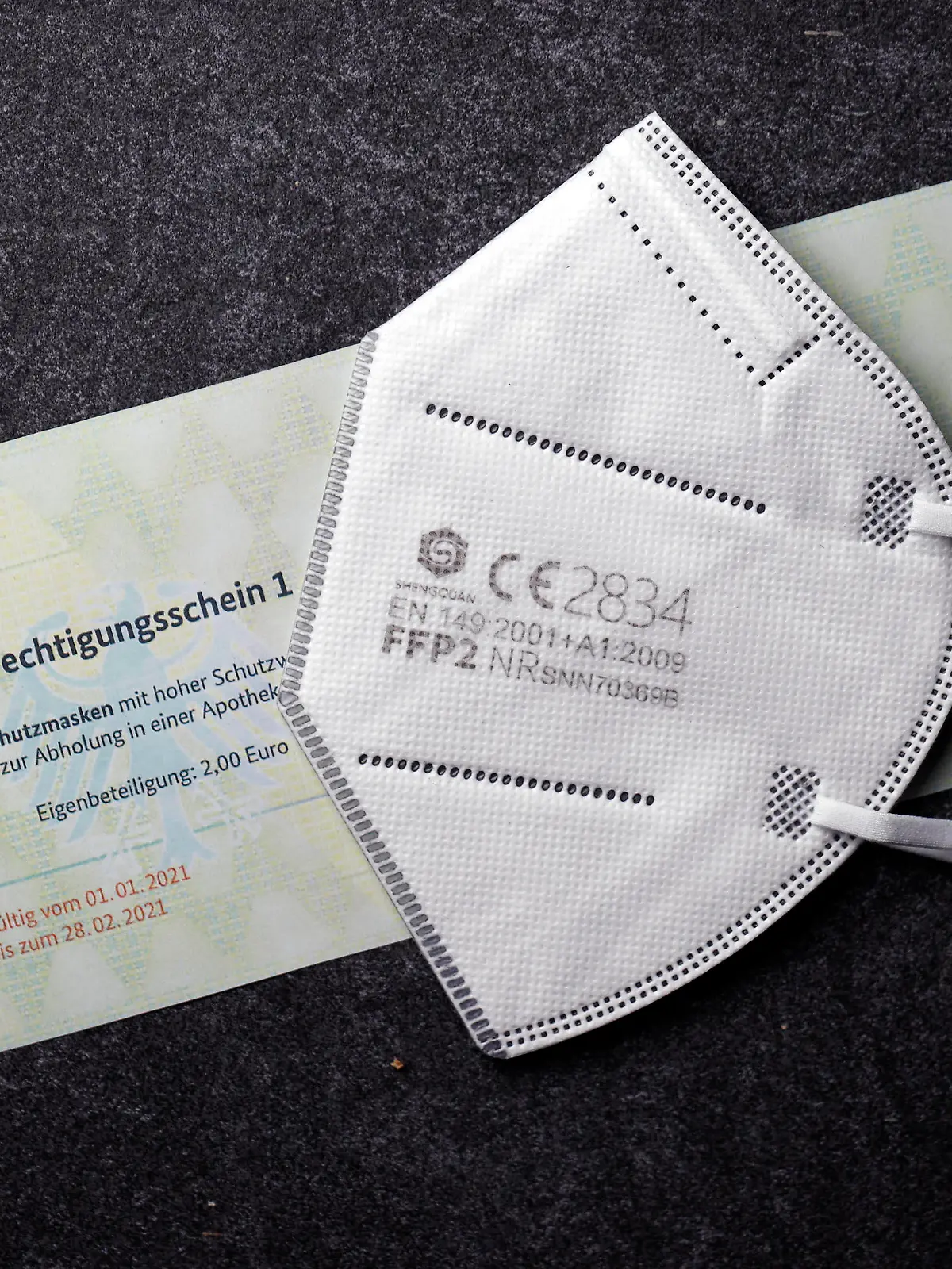 News Bilder des Tages Die Bundesdruckerei hat fälschungssichere Berechtigungsscheine für FFP2-Masken an die deutschen Krankenkassen verschickt. Wenn die Versicherten diese Gutscheine bekommen haben, können sie sich damit FFP2-Masken oder andere gleichwertige Masken in der Apotheke holen. Rund fünf Millionen Hartz-IV-Empfänger sollen zudem je zehn kostenlose FFP2-Masken erhalten. Dafür brauchen sie einen Brief ihrer Krankenkasse. Themenbild, Symbolbild *** Bundesdruckerei has sent out forgery-proof vouchers for FFP2 masks to German health insurance companies Once the insured have received these vouchers, they can use them to obtain FFP2 masks or other equivalent masks from pharmacies Around five million Hartz IV recipients are also to receive ten FFP2 mas Foto:xC.xHardtx/xFuturexImage