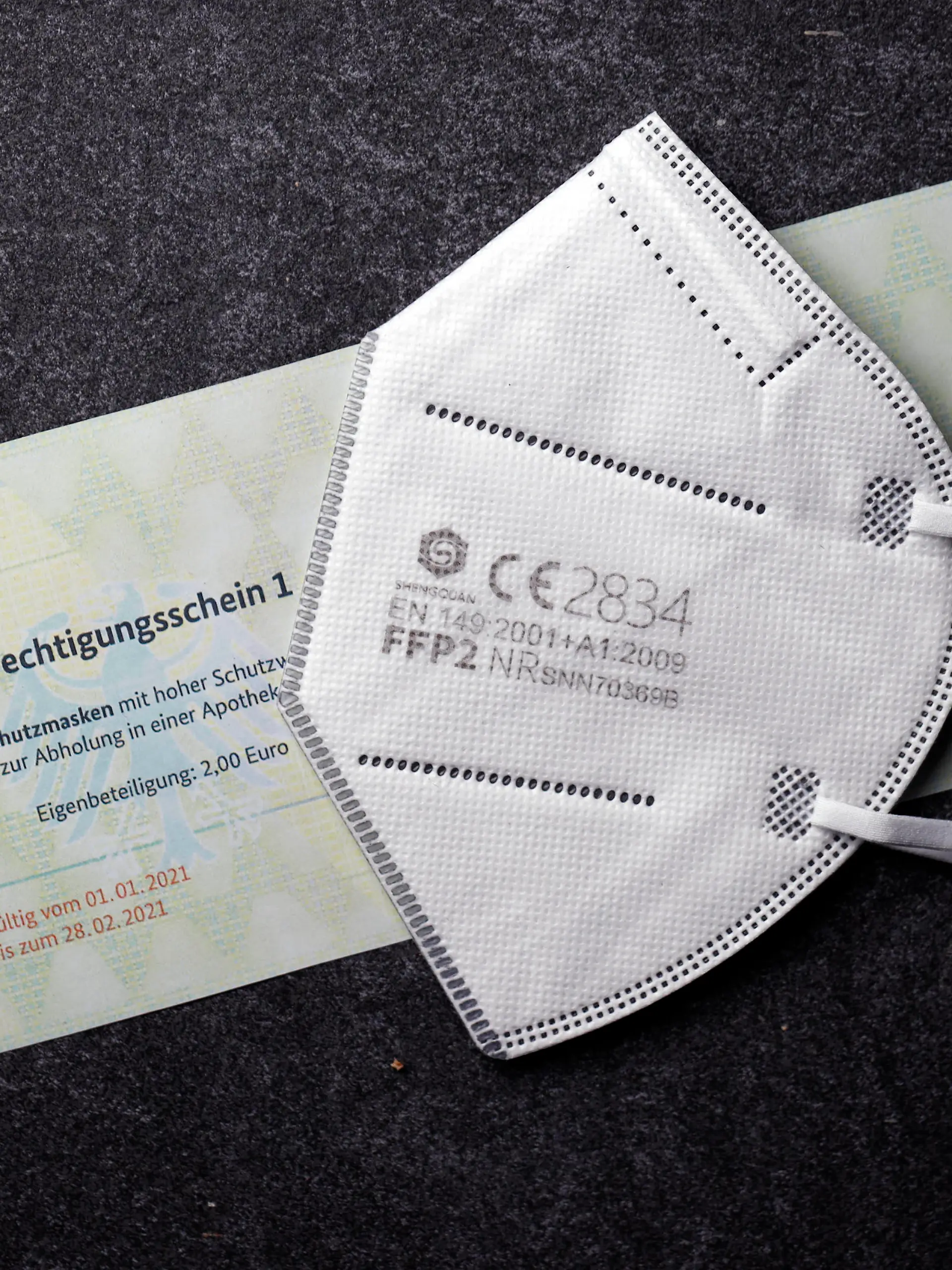 News Bilder des Tages Die Bundesdruckerei hat fälschungssichere Berechtigungsscheine für FFP2-Masken an die deutschen Krankenkassen verschickt. Wenn die Versicherten diese Gutscheine bekommen haben, können sie sich damit FFP2-Masken oder andere gleichwertige Masken in der Apotheke holen. Rund fünf Millionen Hartz-IV-Empfänger sollen zudem je zehn kostenlose FFP2-Masken erhalten. Dafür brauchen sie einen Brief ihrer Krankenkasse. Themenbild, Symbolbild *** Bundesdruckerei has sent out forgery-proof vouchers for FFP2 masks to German health insurance companies Once the insured have received these vouchers, they can use them to obtain FFP2 masks or other equivalent masks from pharmacies Around five million Hartz IV recipients are also to receive ten FFP2 mas Foto:xC.xHardtx/xFuturexImage