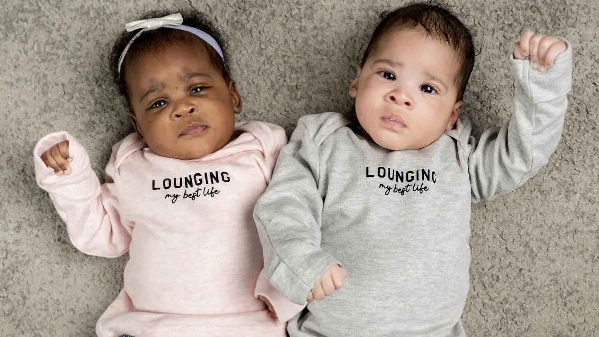 Die Zwillingsmädchen von Kayleigh Okotie haben unterschiedliche Hautfarben