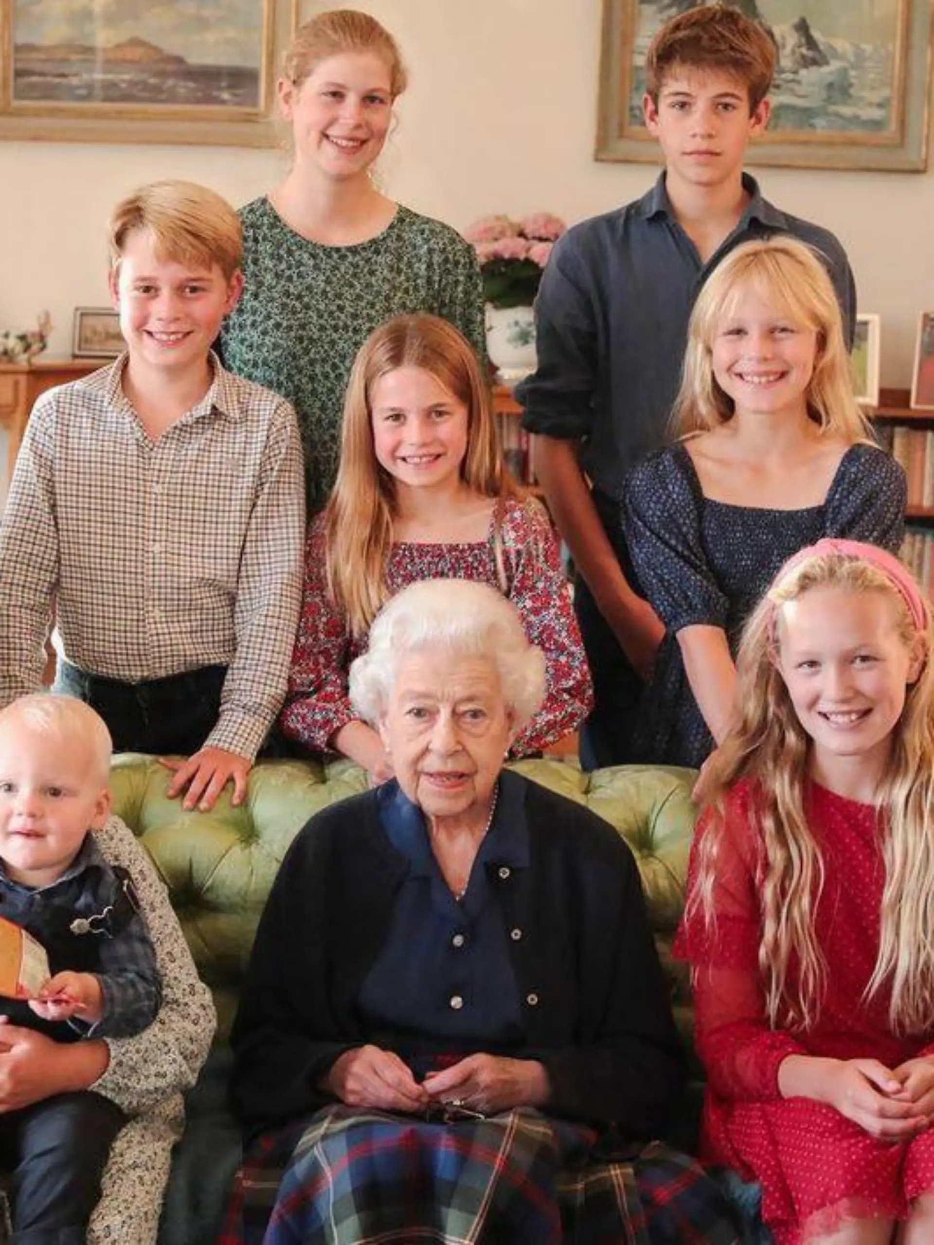 Die Queen posiert im Sommer 2022 im Kreis ihrer Enkel und Urenkel.