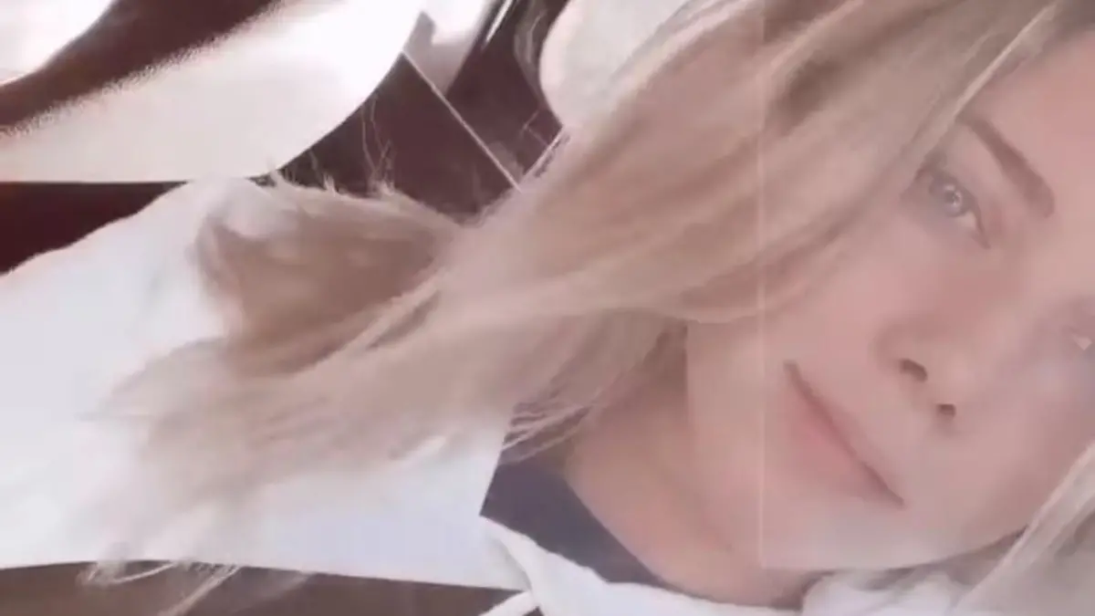 Diese Blondine durfte auf Daniil Kvyats Beifahrersitz Platz nehmen.
