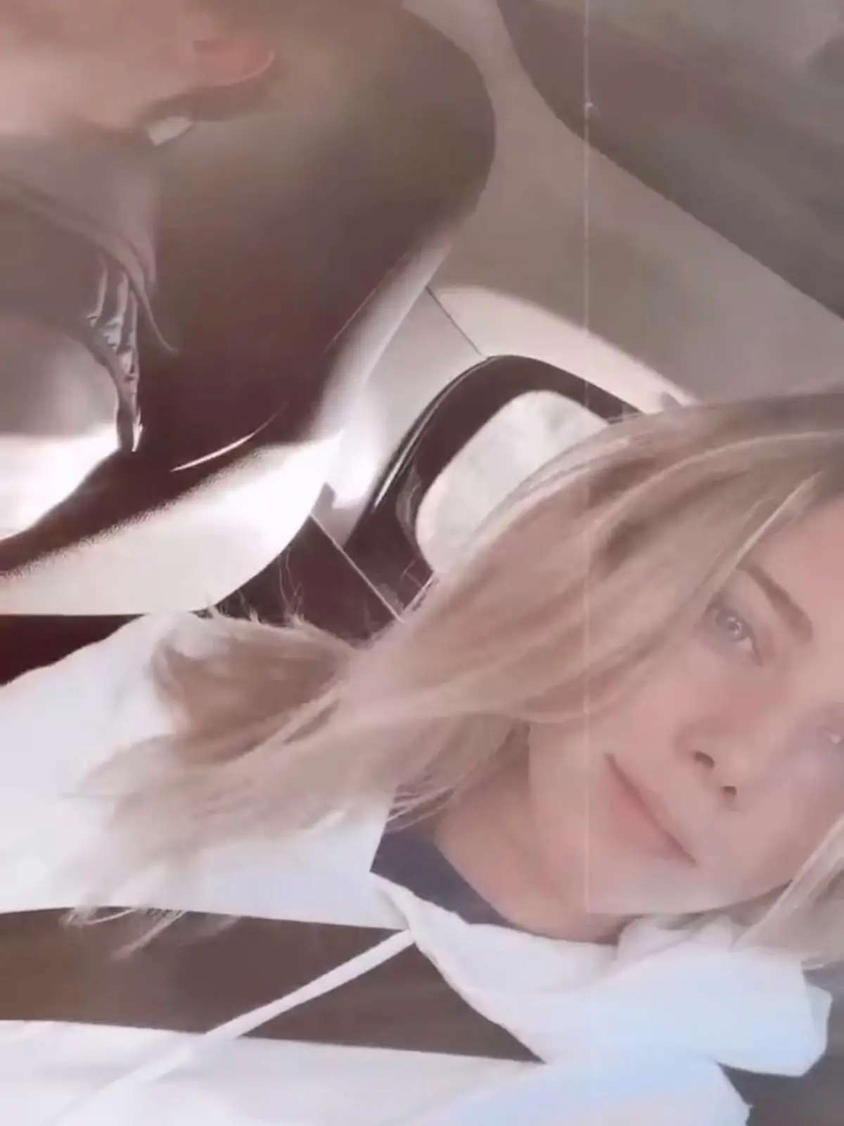 Diese Blondine durfte auf Daniil Kvyats Beifahrersitz Platz nehmen.
