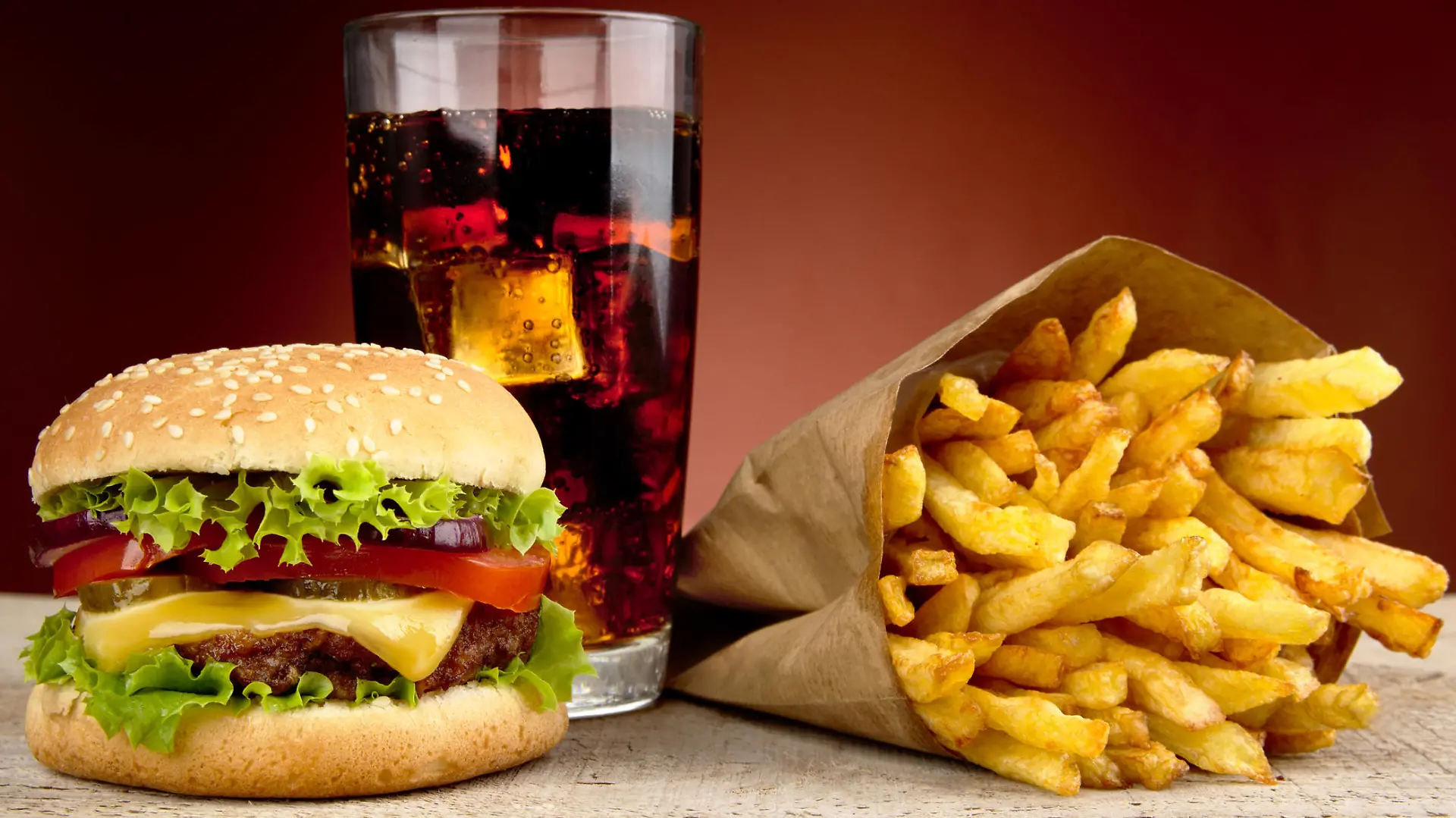 Hamburger mit Pommes und Cola