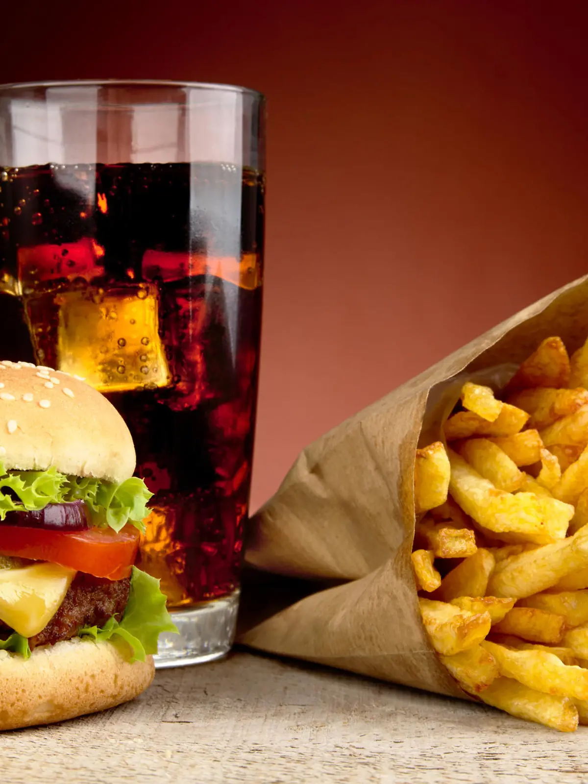 Hamburger mit Pommes und Cola