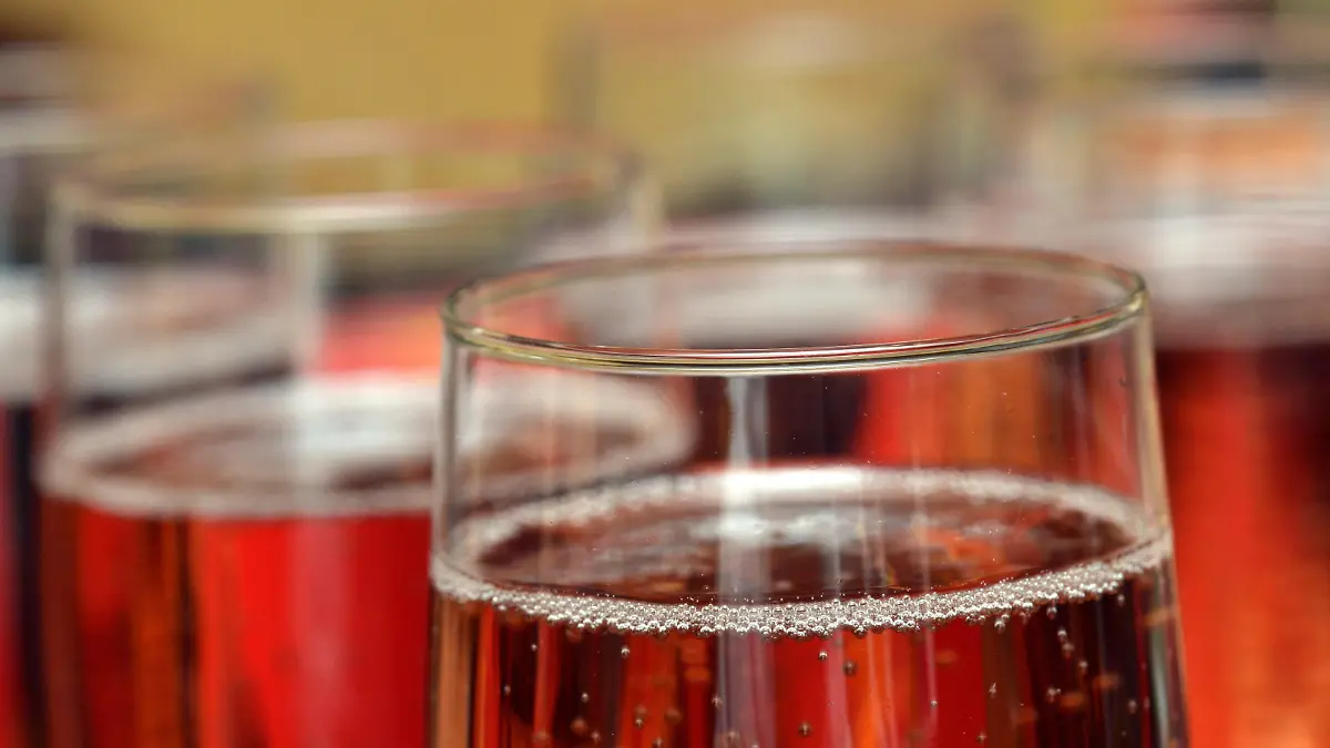 ©PHOTOPQR/L'EST REPUBLICAIN ; NOEL - REVEILLON - NOUVEL AN - FETES DE FIN D'ANNEE - REPAS - GASTRONOMIE - CONVIVES - FAMILLE - CHAMPAGNE - SPIRITUEUX - ALCOOL - BULLES. Nancy 25 décembre 2013.Champagne rosé.PHOTO Alexandre MARCHI.