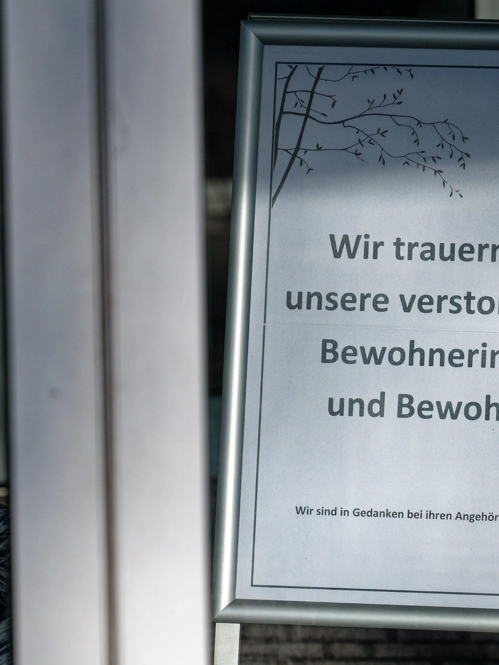 31.01.2021, Nordrhein-Westfalen, Leverkusen: Ein Schild mit der Aufschrift "Wir trauern um unsere verstorbenen Bewohner und Bewohnerinnen steht am Eingang des "AWO-Seniorenzentrum "Rheindorf" gGmbH". Nach einem Corona-Ausbruch in dem Seniorenzentrum sind dort 15 Bewohner gestorben. Insgesamt hätten sich 47 ältere Menschen und 25 Mitarbeiter angesteckt, sagte eine Sprecherin der Stadt Leverkusen am Sonntag. In dem Seniorenheim sei die als besonders ansteckend geltende Mutation B 1.1.7 des Erregers Sars-CoV-2 nachgewiesen worden. Foto: Henning Kaiser/dpa +++ dpa-Bildfunk +++