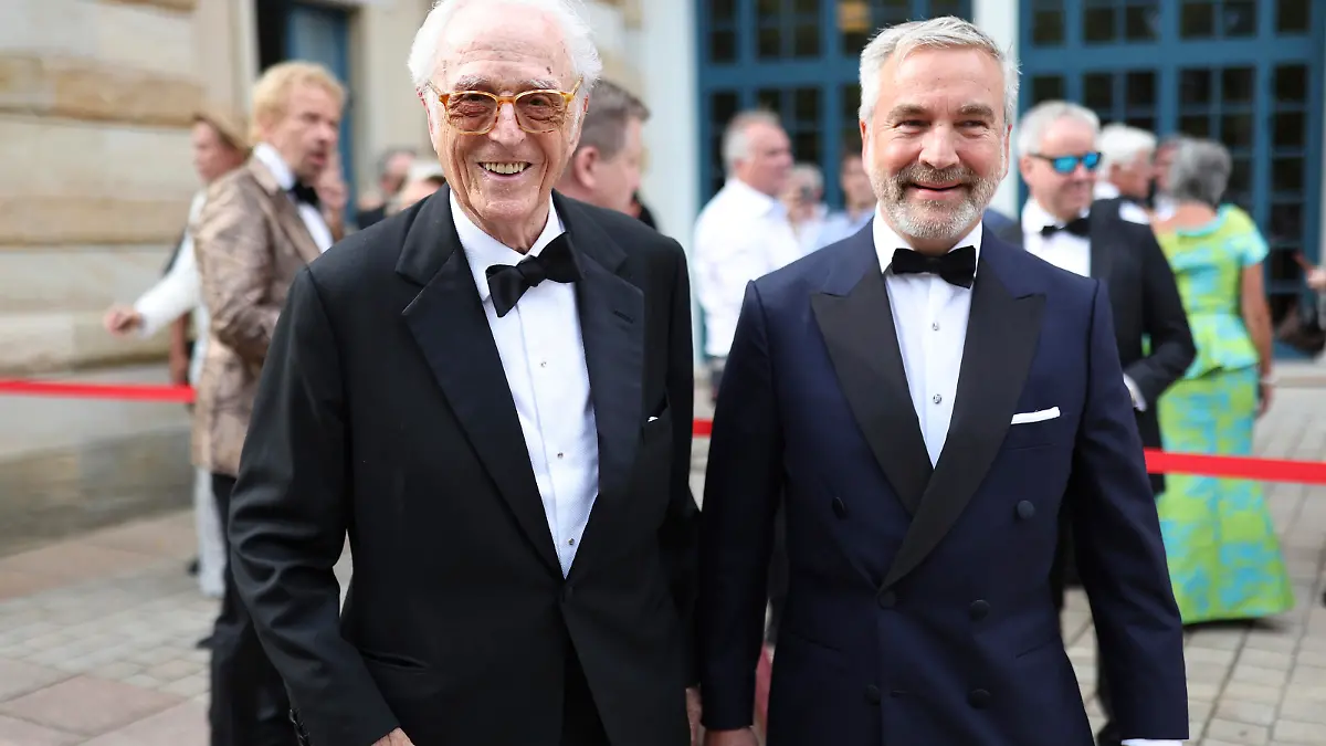 Herzog Franz von Bayern (l) und Thomas Greinwald in der Pause der Eröffnung der Bayreuther Richard-Wagner-Festspiele im Festspielhaus auf dem Grünen Hügel. Die Festspiele beginnen in diesem Jahr mit einer Neuinszenierung von «Tristan und Isolde».