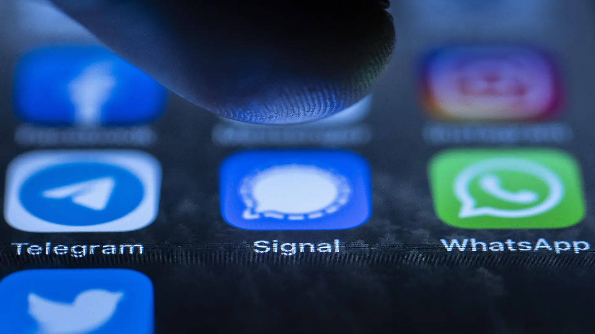 Die Icons der Messenger-Dienste WhatsApp, Telegram und Signal auf einem Smartphone
