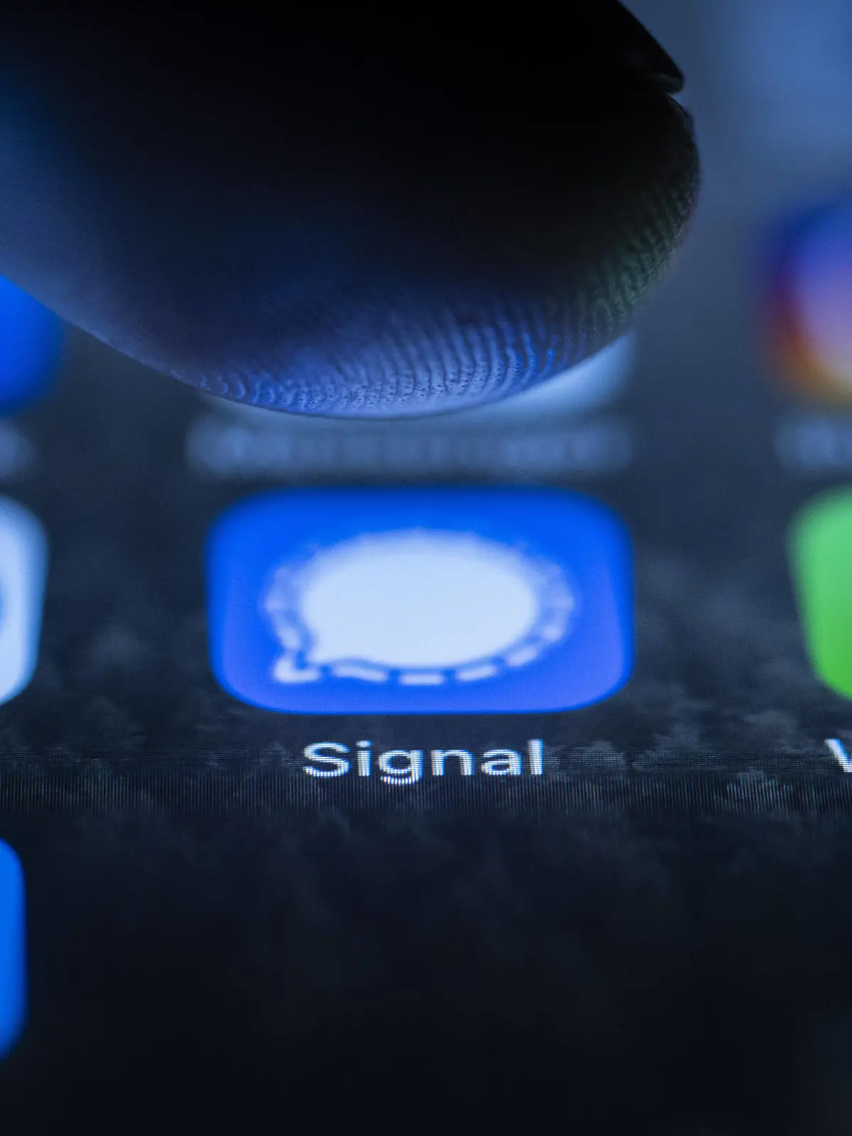 Die Icons der Messenger-Dienste WhatsApp, Telegram und Signal auf einem Smartphone