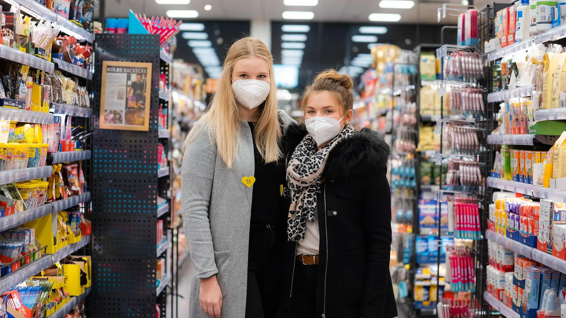 29.01.2021, Bayern, Volkach: Die beiden Freundinnen Tina (l) und Mona nehmen am "Single-Shopping" in einem Supermarkt in Volkach teil. Jeden Freitag findet in einem Supermarkt in Volkach von 18 bis 20 Uhr das "Single-Shopping" statt. Singles kleben sich während des Einkaufs nummerierte Herzen auf und geben sich so potentiellen Verehrern oder Verehrerinnen zu erkennen. Foto: Nicolas Armer/dpa +++ dpa-Bildfunk +++