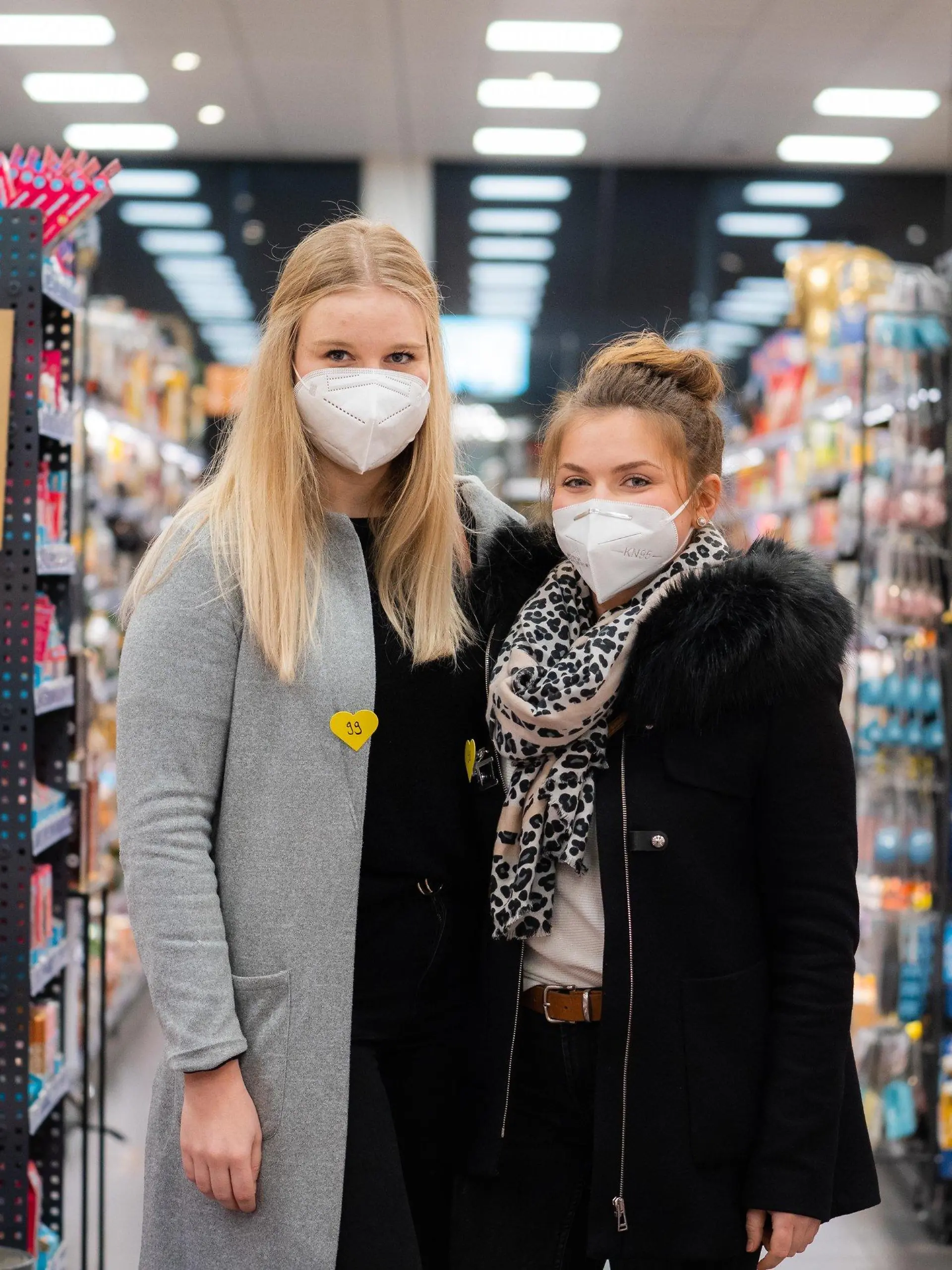 29.01.2021, Bayern, Volkach: Die beiden Freundinnen Tina (l) und Mona nehmen am "Single-Shopping" in einem Supermarkt in Volkach teil. Jeden Freitag findet in einem Supermarkt in Volkach von 18 bis 20 Uhr das "Single-Shopping" statt. Singles kleben sich während des Einkaufs nummerierte Herzen auf und geben sich so potentiellen Verehrern oder Verehrerinnen zu erkennen. Foto: Nicolas Armer/dpa +++ dpa-Bildfunk +++