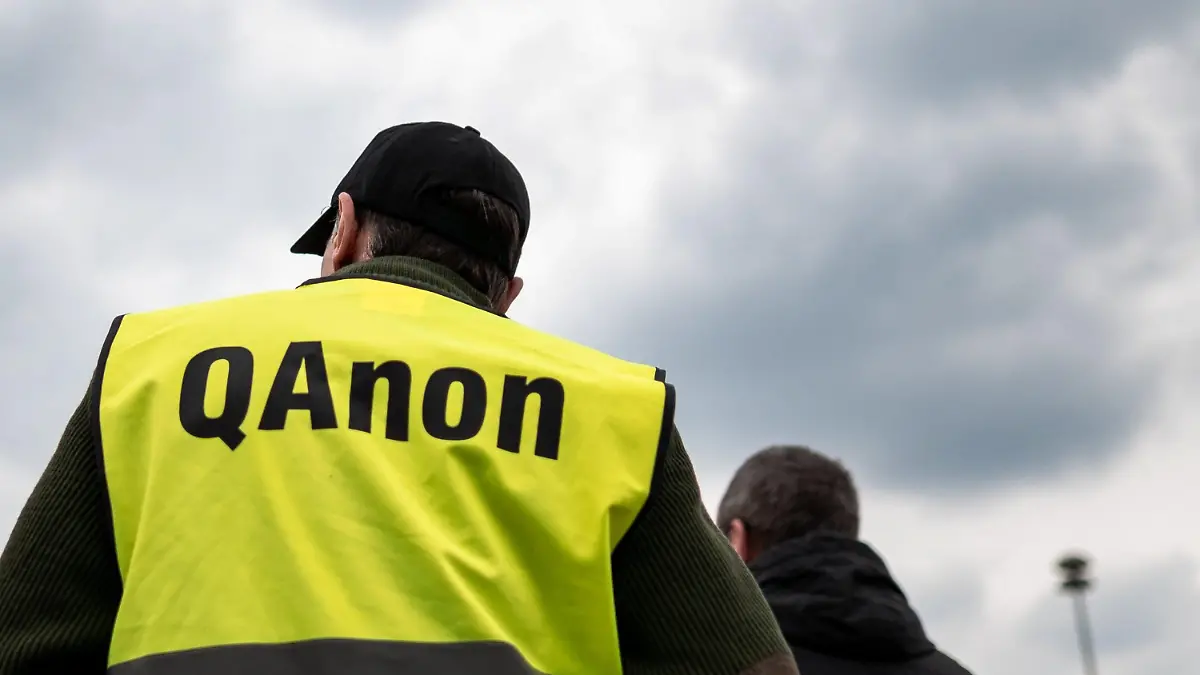 ARCHIV - 16.05.2020, Nordrhein-Westfalen, Essen: Ein Teilnehmer der Demonstrationen gegen Corona-Maßnahmen trägt eine Warnweste auf der «QAnon» steht. (zu dpa "Twitter sperrt nach Kapitol-Krawallen 70 000 QAnon-Accounts") Foto: Fabian Strauch/dpa +++ dpa-Bildfunk +++