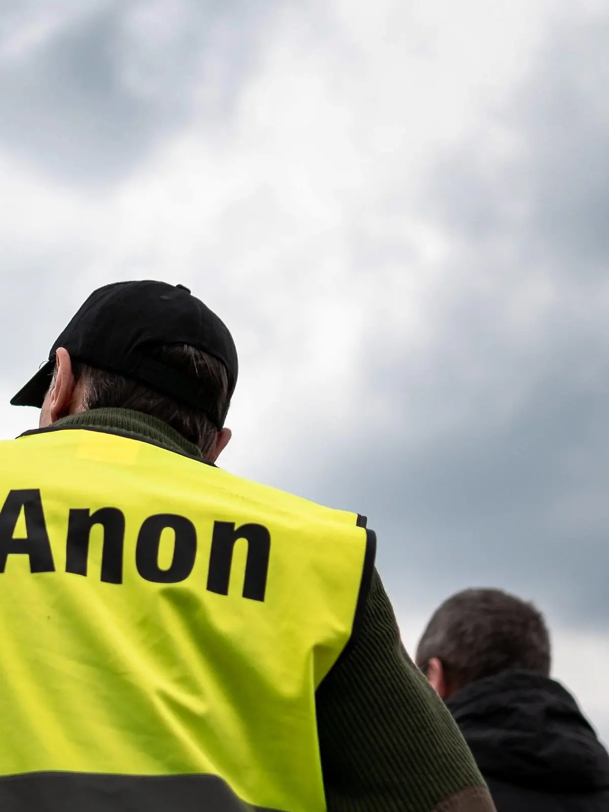 ARCHIV - 16.05.2020, Nordrhein-Westfalen, Essen: Ein Teilnehmer der Demonstrationen gegen Corona-Maßnahmen trägt eine Warnweste auf der «QAnon» steht. (zu dpa "Twitter sperrt nach Kapitol-Krawallen 70 000 QAnon-Accounts") Foto: Fabian Strauch/dpa +++ dpa-Bildfunk +++