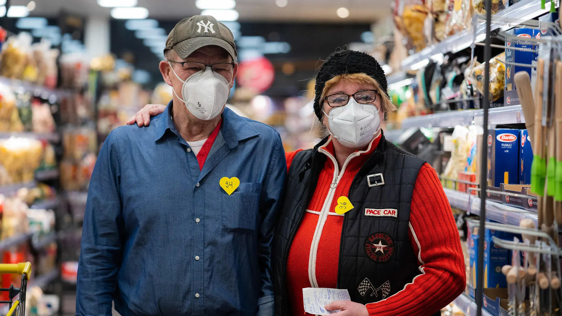 29.01.2021, Bayern, Volkach: Die beiden Freunde Heinz und Lucia nehmen am "Single-Shopping" in einem Supermarkt in Volkach teil. Jeden Freitag findet in einem Supermarkt in Volkach von 18 bis 20 Uhr das "Single-Shopping" statt. Singles kleben sich während des Einkaufs nummerierte Herzen auf und geben sich so potentiellen Verehrern oder Verehrerinnen zu erkennen. Foto: Nicolas Armer/dpa +++ dpa-Bildfunk +++