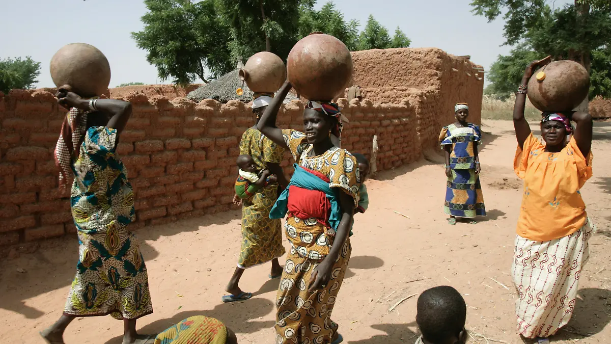 Mehrere Frauen sind mit großen Tongefäßen auf dem Kopf im Dorf Garin Goulbi nahe Maradi im Süden des Niger unterwegs bei der täglichen Wasserbeschaffung, aufgenommen am 01.11.2007. Besonders in den ländlichen Gebieten des westafrikanischen Landes stellt die Beschaffung von sauberem Trinkwasser ein großes Problem dar, nur rund 30 Prozent der Bevölkerung haben Zugang dazu. Das in der Sahelzone gelegene Niger gehört zu den ärmsten Ländern der Welt. Jedes zweite Kind ist chronisch mangelernährt, das Leben jedes zehnten ist durch Mangelernährung akut bedroht. Foto Thomas Schulze +++(c) dpa - Report+++
