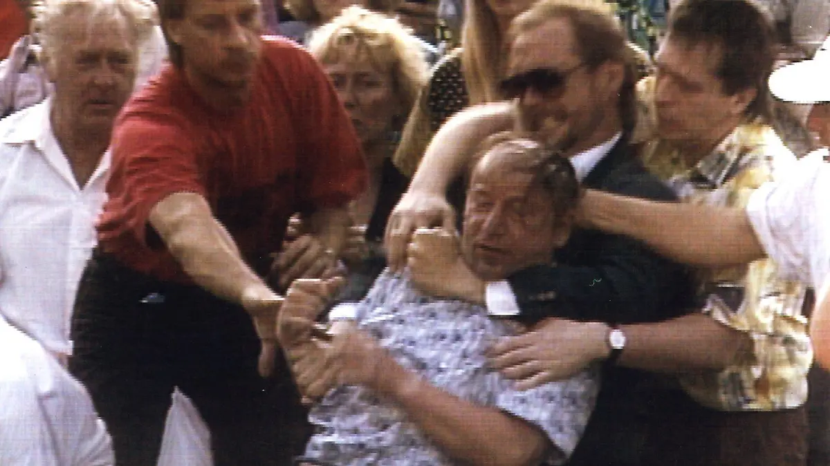 ACHTUNG: NUR MIT URHEBER-HINWEIS TV/ARD/NDR VERWENDEN! Zuschauer und Sicherheitsbeamte halten am 30.4.1993 Günter Parche (M) fest, der kurz zuvor Monica Seles auf dem Centre Court am Hamburger Rothenbaum verletzt hatte. Dreieinhalb Jahre nach der Messerattacke des Steffi Graf-Fans fordert die ehemalige Tennis-Weltranglistenerste jetzt vom Veranstalter des Tennisturniers insgesamt 24,4 Millionen Mark Schmerzensgeld und Schadensersatz für entgangene Einnahmen. Der Prozeß startete am 30.10.1996 in Hamburg. Seles, die durch einen Messerstich im Rücken verletzt worden war, kehrte erst im vergangenen Jahr nach 27 Monaten Pause auf den Tennisplatz zurück. Das Hamburger Landgericht will seine Entscheidung im Dezember verkünden.