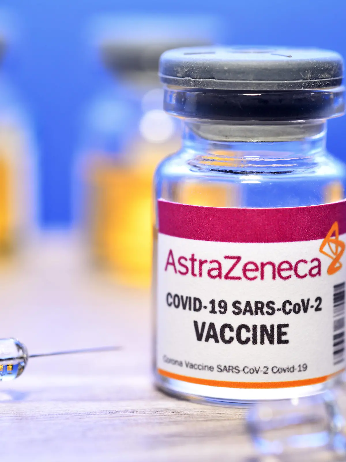  Injektionsflasche mit Impfspritzen, Corona-Impfstoff von AstraZeneca, Symbolfoto *** Injection bottle with vaccine syringes, Corona vaccine from AstraZeneca, symbol photo