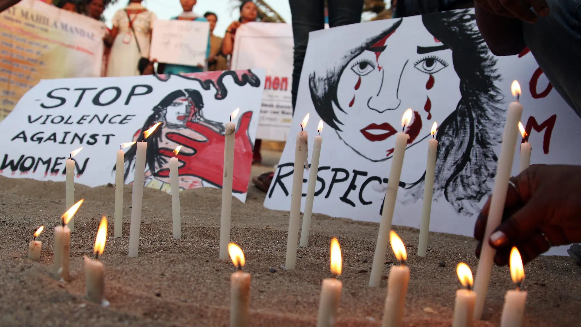 epa03518667 Indian protesters lit candles, during a silent protest march held by sex workers, transgender and gays, against the gang rape of a student in New Delhi a week back, in Mumbai, India, 27 December 2012. The 23 year old woman who was gang-raped by 6 men on a moving bus on the night of 16 December 2012 has been flown to a Singapore hospital for further treatment of her severe internal injuries. EPA/DIVYAKANT SOLANKI +++(c) dpa - Bildfunk+++