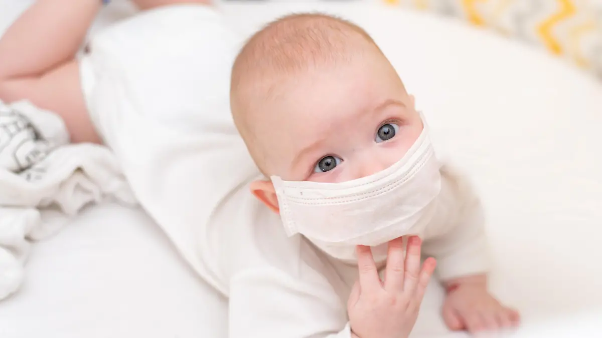 Babys mit Maske? Das forderte eine Arztpraxis in Bayern.