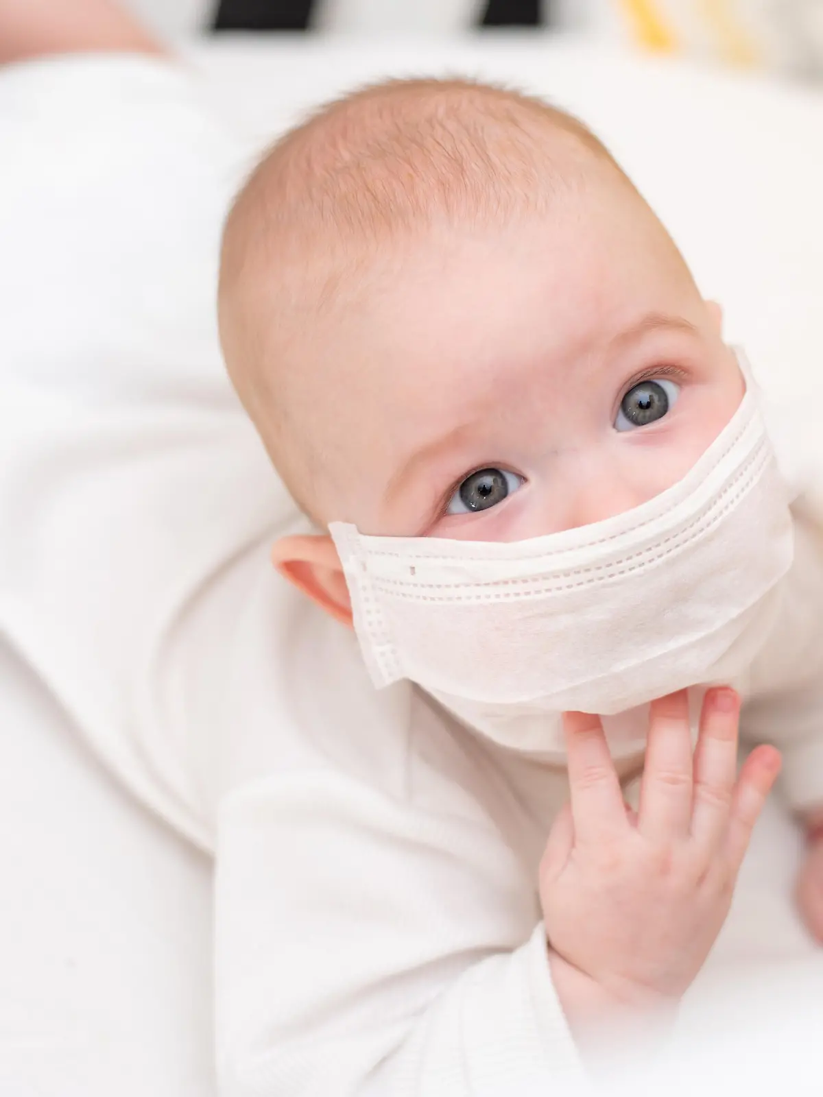 Babys mit Maske? Das forderte eine Arztpraxis in Bayern.