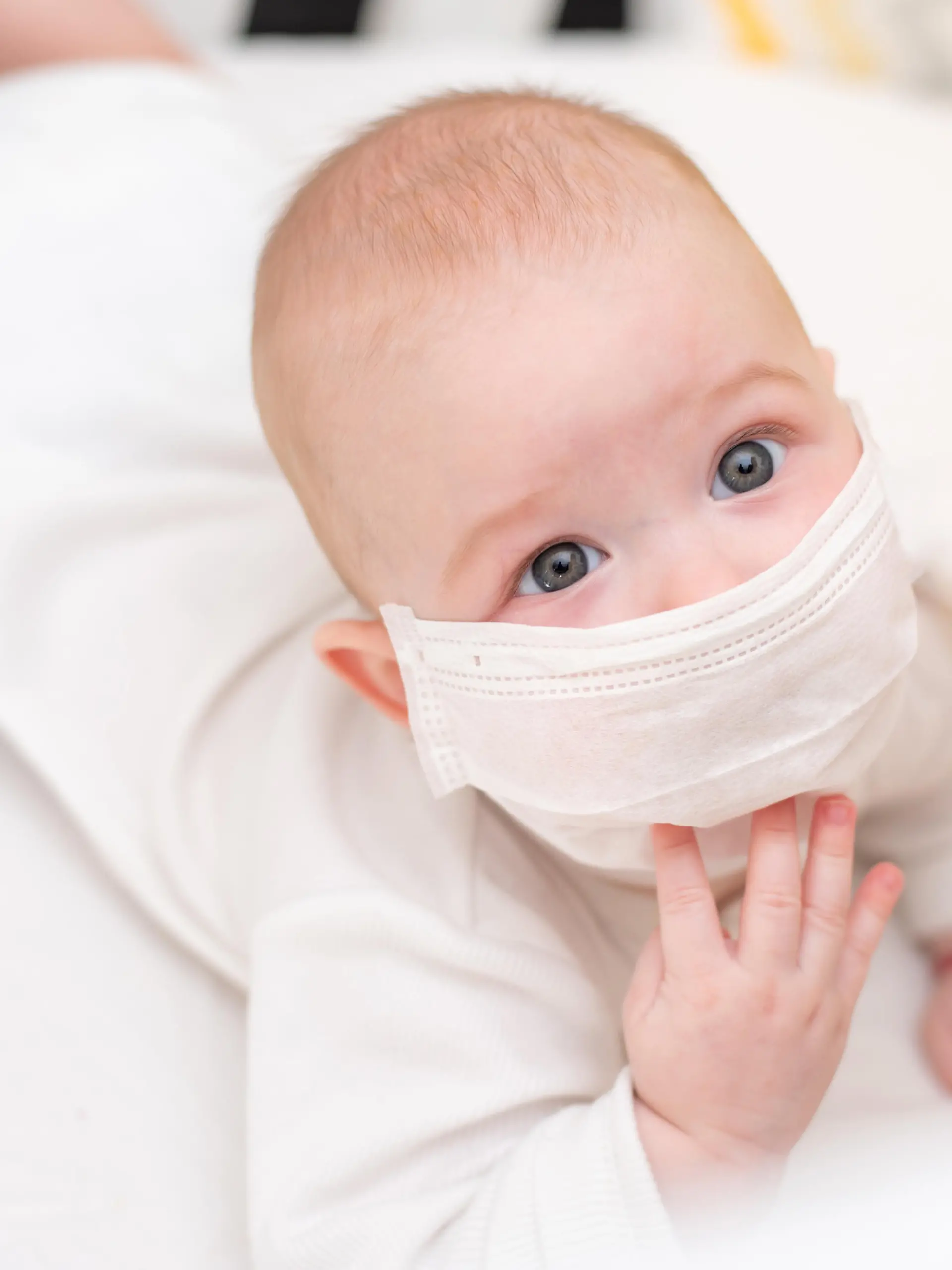 Babys mit Maske? Das forderte eine Arztpraxis in Bayern.