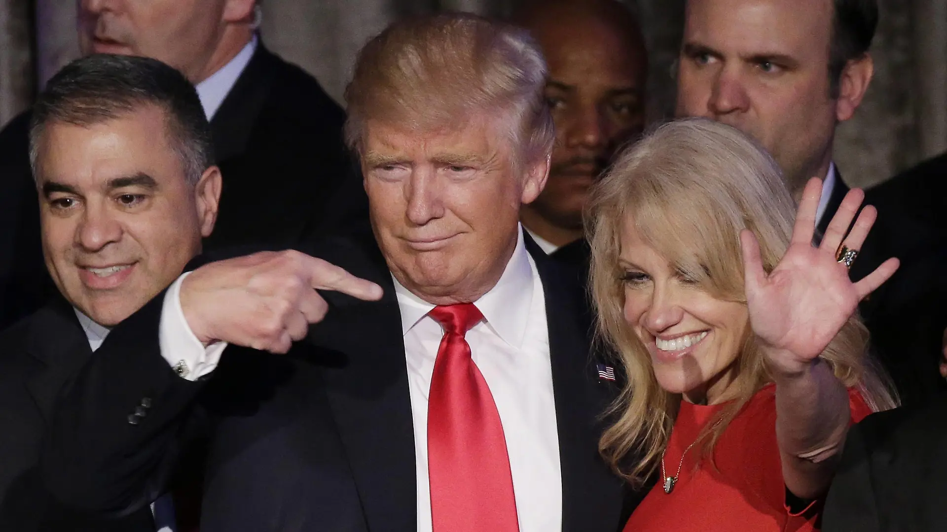 USA-Wahlen - Donald Trump tritt nach Wahlsieg vor seine Anhänger President-elect of the United States Donald Trump points to campaign manager Kellyanne Conway after making his acceptance speech at the New York Hilton Midtown on November 8, 2016 in New York City. Trump stunned the political world by defeating Hillary Clinton. PUBLICATIONxINxGERxSUIxAUTxHUNxONLY NYP20161108230 JOHNxANGELILLO