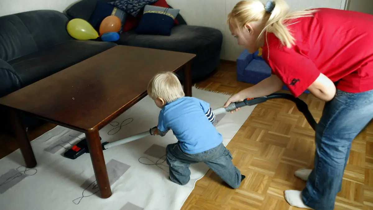 A mother and a two-year-old little boy are hoovering at home. (14.11.2006). MODEL RELEASED. Foto: LEHTIKUVA / Marja Airio +++(c) dpa - Report+++