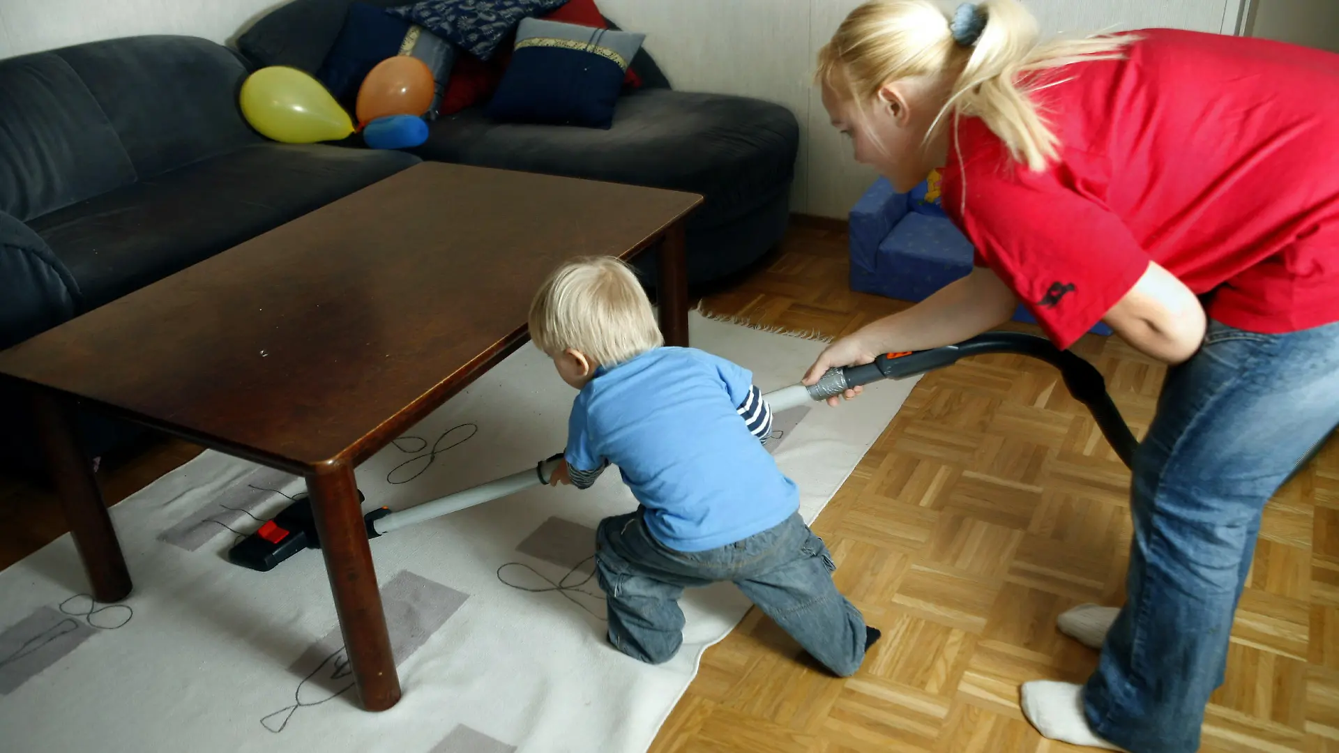A mother and a two-year-old little boy are hoovering at home. (14.11.2006). MODEL RELEASED. Foto: LEHTIKUVA / Marja Airio +++(c) dpa - Report+++