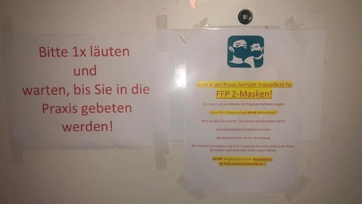 Inzwischen wurde das Schild ausgetauscht: Einen Maskenpflicht für Säuglinge taucht auf dem neuen Aushang nicht mehr auf.