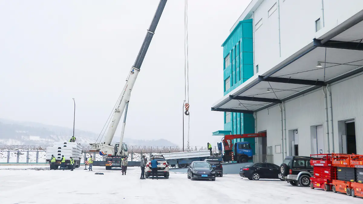 210122 -- TONGHUA, Jan. 22, 2021 -- Workers work at the construction site of a COVID-19 quarantine center in Tonghua, northeast China s Jilin Province, Jan. 22, 2021. With 1,186 quarantine rooms, the COVID-19 quarantine center in Tonghua is expected to complete construction on Jan. 27. Photo by /Xinhua CHINA-JILIN-TONGHUA-COVID-19-QUARANTINE CENTER-CONSTRUCTION CN ZhouxYuan PUBLICATIONxNOTxINxCHN 