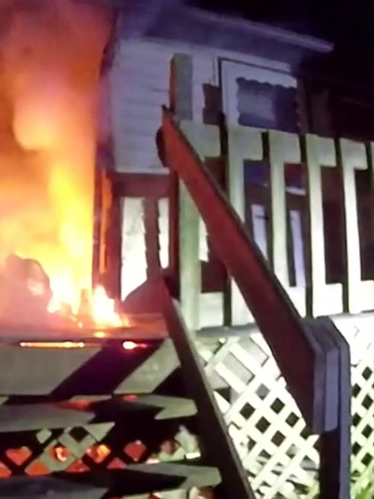 Er ist zur richtigen Zeit am richtigen Ort: Polizist Kevin Bring in Ohio rettet eine Familie vor den Flammen im eigenen Haus. Was passiert ist, zeigen wir im Video.