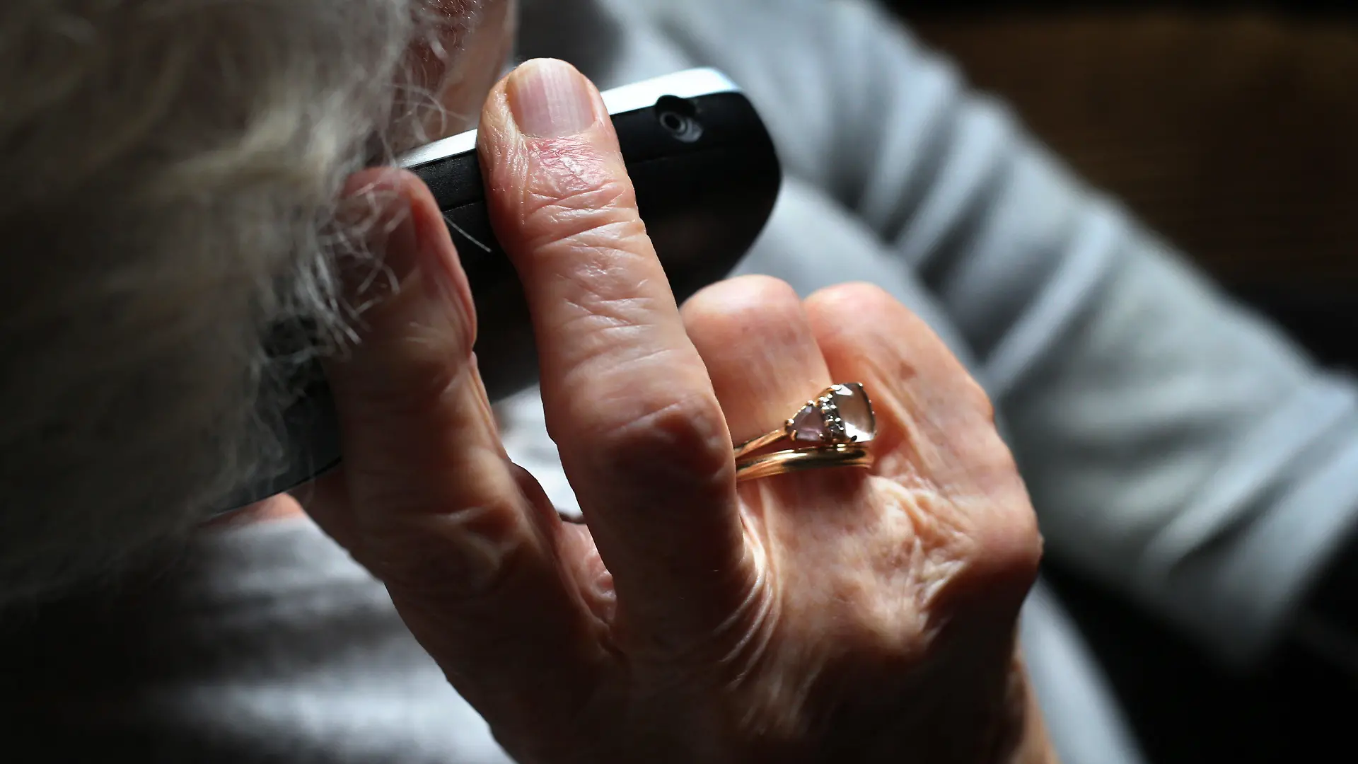 ARCHIV - 11.10.2019, Bayern, Würzburg: Eine ältere Frau telefoniert mit einem schnurlosen Festnetztelefon. Unbekannte haben von einer 87-Jährigen in Ettlingen (Landkreis Karlsruhe) mittels Enkeltrick 10 000 Euro ergaunert. Foto: Karl-Josef Hildenbrand/dpa +++ dpa-Bildfunk +++