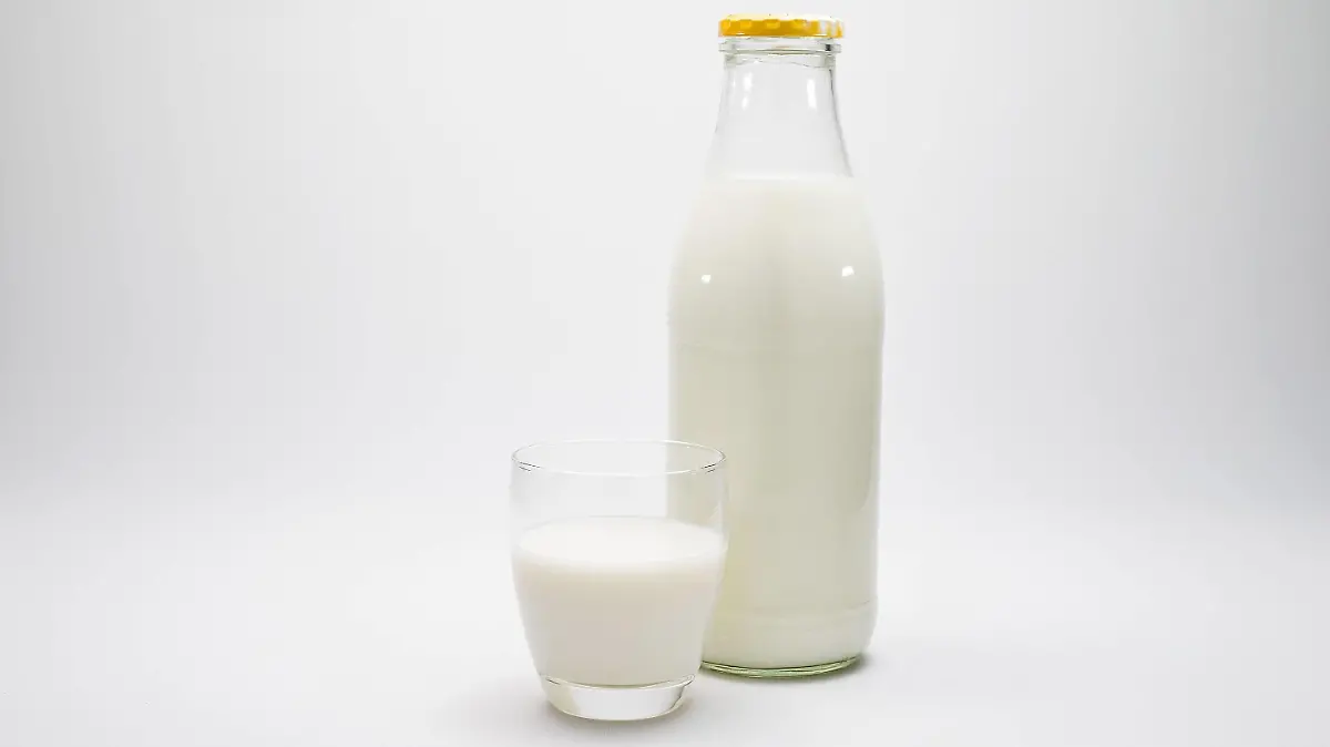07.11.2017 Milch und Milchprodukte im Detail, ein Glas voller frischer Milch steht neben einer Milchflasche 07.11.2017 Milch und Milchprodukte im Detail 07.11.2017 Milch und Milchprodukte im Detail *** 07 11 2017 Milk and Dairy products in Detail a Glass full fresh Milk is next to a Milk bottle 07 11 2017 Milk and Dairy products in Detail 07 11 2017 Milk and Dairy products in Detail  