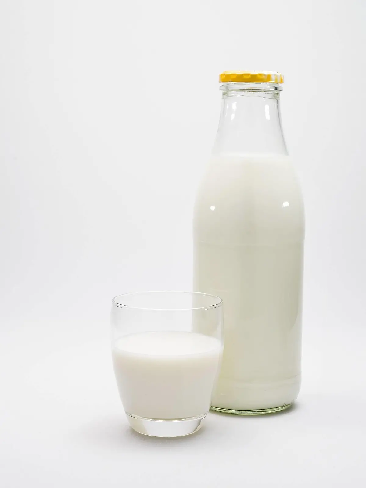 07.11.2017 Milch und Milchprodukte im Detail, ein Glas voller frischer Milch steht neben einer Milchflasche 07.11.2017 Milch und Milchprodukte im Detail 07.11.2017 Milch und Milchprodukte im Detail *** 07 11 2017 Milk and Dairy products in Detail a Glass full fresh Milk is next to a Milk bottle 07 11 2017 Milk and Dairy products in Detail 07 11 2017 Milk and Dairy products in Detail  