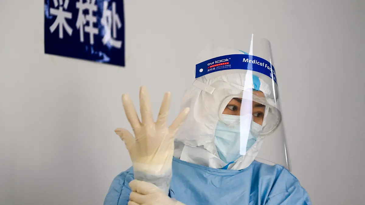 News Bilder des Tages 210122 -- CHANGCHUN, Jan. 22, 2021 -- A medical worker gets her hands sterilized at a nucleic acid testing site in Kaiyun Community of Chaoyang District in Changchun, northeast China s Jilin Province, Jan. 22, 2021. As of 2 p.m. on Thursday, Changchun has conducted nucleic acid tests on over 3.77 million people. Nearly 2.62 million of those sampled have tested negative and the rest of the results are yet to arrive. Jilin Province on Thursday reported 19 new confirmed COVID-19 cases and seven new asymptomatic infections, the provincial health commission said Friday. Of the new confirmed cases, 10 were reported in the provincial capital Changchun and nine in the city of Tonghua.  CHINA-JILIN-CHANGCHUN-NUCLEIC ACID TESTING CN Yanx PUBLICATIONxNOTxINxCHN