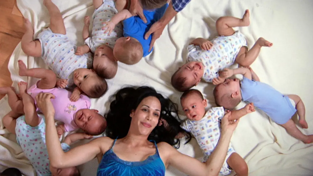 Die Nachricht ging um die Welt: Vor knapp zwei Jahren brachte die Kalifornierin Nadya Suleman Achtlinge zur Welt. Eine medizinische Sensation, alle Kinder sind wohlauf. Doch schnell wird die gute Nachricht getrübt. Die "Octomom" ist bereits sechsfache Mutter, deren Kinder alle durch künstliche Befruchtung entstanden sind. Die 14-köpfige Kinderschar erzieht sie alleine - aus Überzeugung.