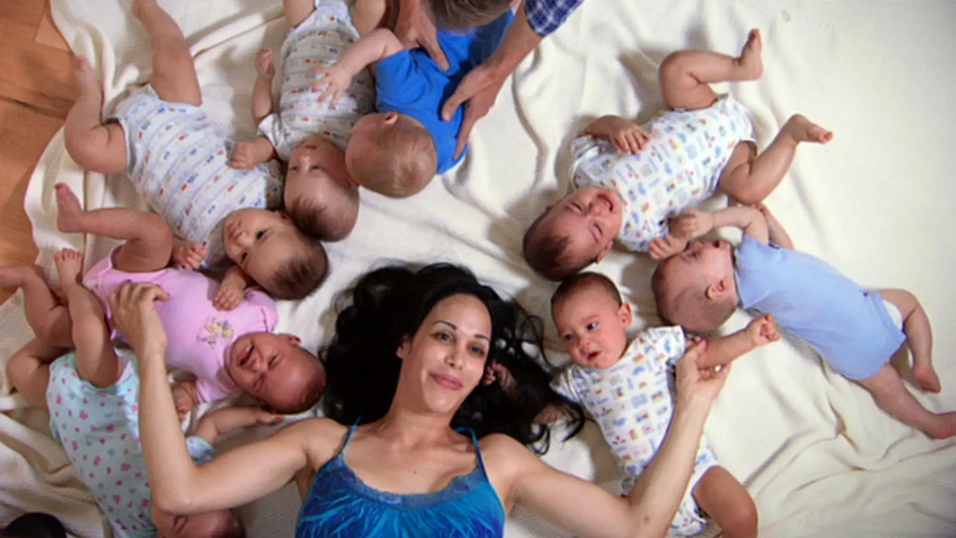 Die Nachricht ging um die Welt: Vor knapp zwei Jahren brachte die Kalifornierin Nadya Suleman Achtlinge zur Welt. Eine medizinische Sensation, alle Kinder sind wohlauf. Doch schnell wird die gute Nachricht getrübt. Die "Octomom" ist bereits sechsfache Mutter, deren Kinder alle durch künstliche Befruchtung entstanden sind. Die 14-köpfige Kinderschar erzieht sie alleine - aus Überzeugung.