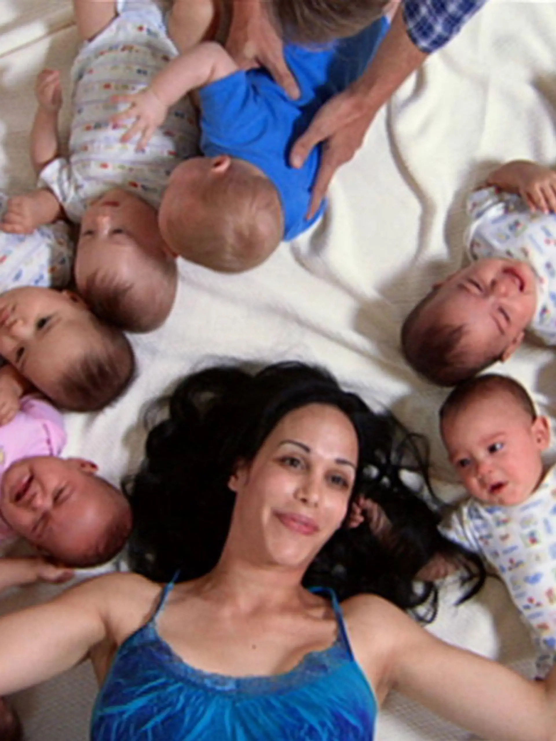 Die Nachricht ging um die Welt: Vor knapp zwei Jahren brachte die Kalifornierin Nadya Suleman Achtlinge zur Welt. Eine medizinische Sensation, alle Kinder sind wohlauf. Doch schnell wird die gute Nachricht getrübt. Die "Octomom" ist bereits sechsfache Mutter, deren Kinder alle durch künstliche Befruchtung entstanden sind. Die 14-köpfige Kinderschar erzieht sie alleine - aus Überzeugung.