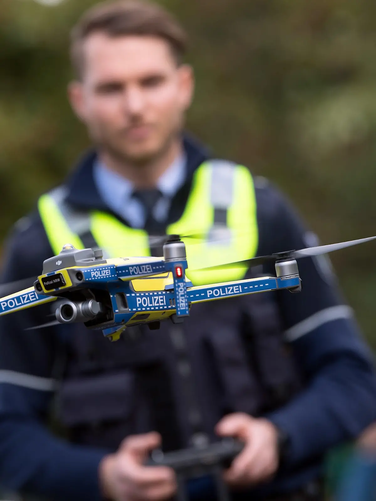 ARCHIV - 12.10.2020, Nordrhein-Westfalen, Neuss: Eine Drohne für die Polizei wird von einem Polizeibeamten gesteuert. Nach einer Pilotphase gehen Drohnen in der nordrhein-westfälischen Polizei in den regulären Einsatz. (zu dpa: «Landesbehörde: Polizei-Drohnen haben besondere Rechte») Foto: Federico Gambarini/dpa +++ dpa-Bildfunk +++