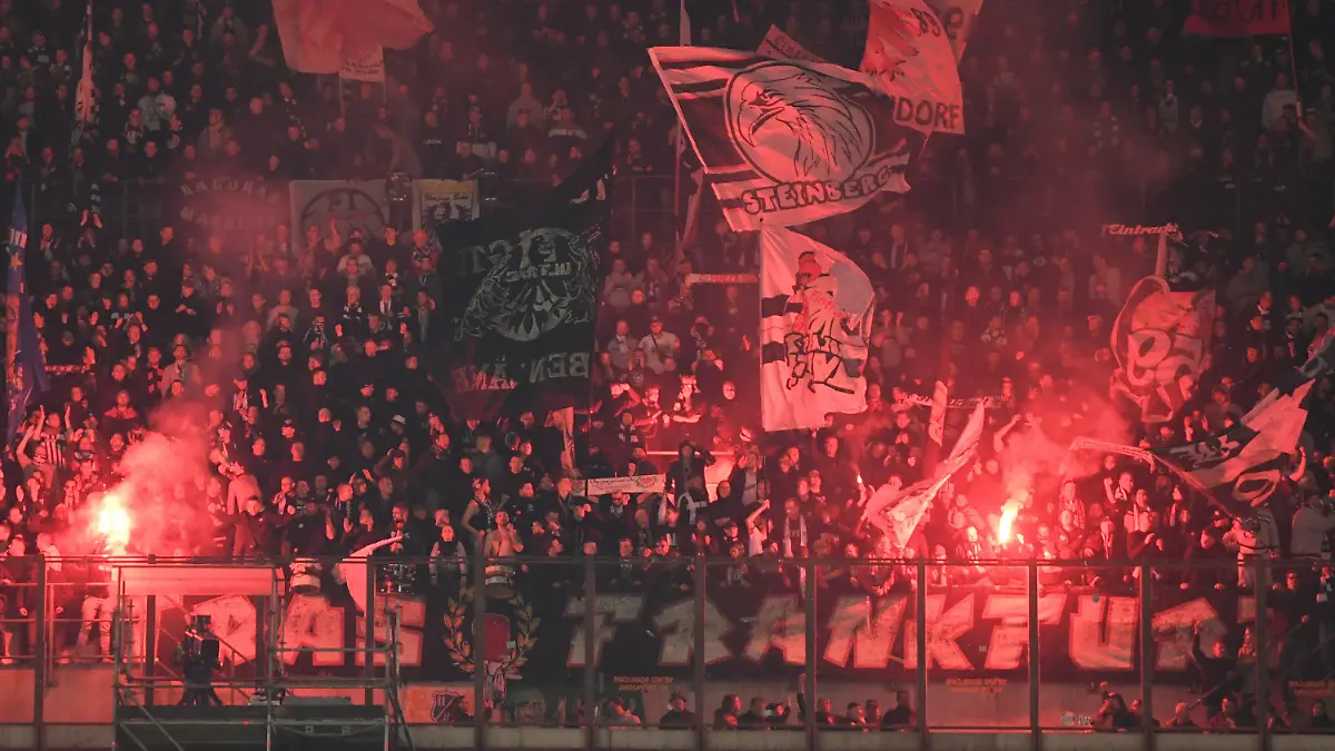 ARCHIV - 14.03.2019, Italien, Mailand: Fußball: Europa League, K.o.-Runde, Achtelfinale, Rückspiele: Inter Mailand - Eintracht Frankfurt im Guiseppe-Meazza-Stadion. Fans aus Frankfurt brennen auf der Tribüne Pyrotechnik ab . (zu dpa: «Eintracht-Anwalt Schickhardt: Fan-Ausschluss bei Benfica verhindern») Foto: Arne Dedert/dpa +++ dpa-Bildfunk +++