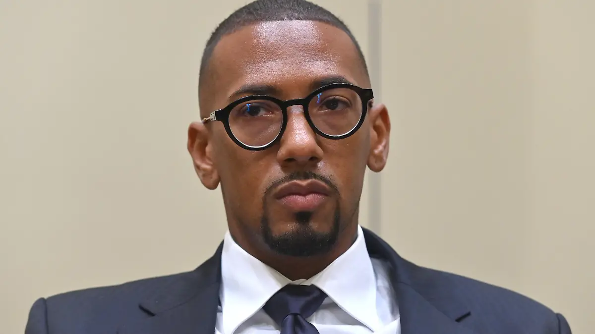 Jerome BOATENG im Verhandlungssaal. Einzelbild,angeschnittenes Einzelmotiv,Portraet,Portrait,Porträt. Berufungsverfahren. Strafverfahren gegen Jerome B. wegen des Verdachts der Koerrperverletzung (Karibik?) am 02.11.2022 vor dem Oberlandesgericht Muenchen II, OLG