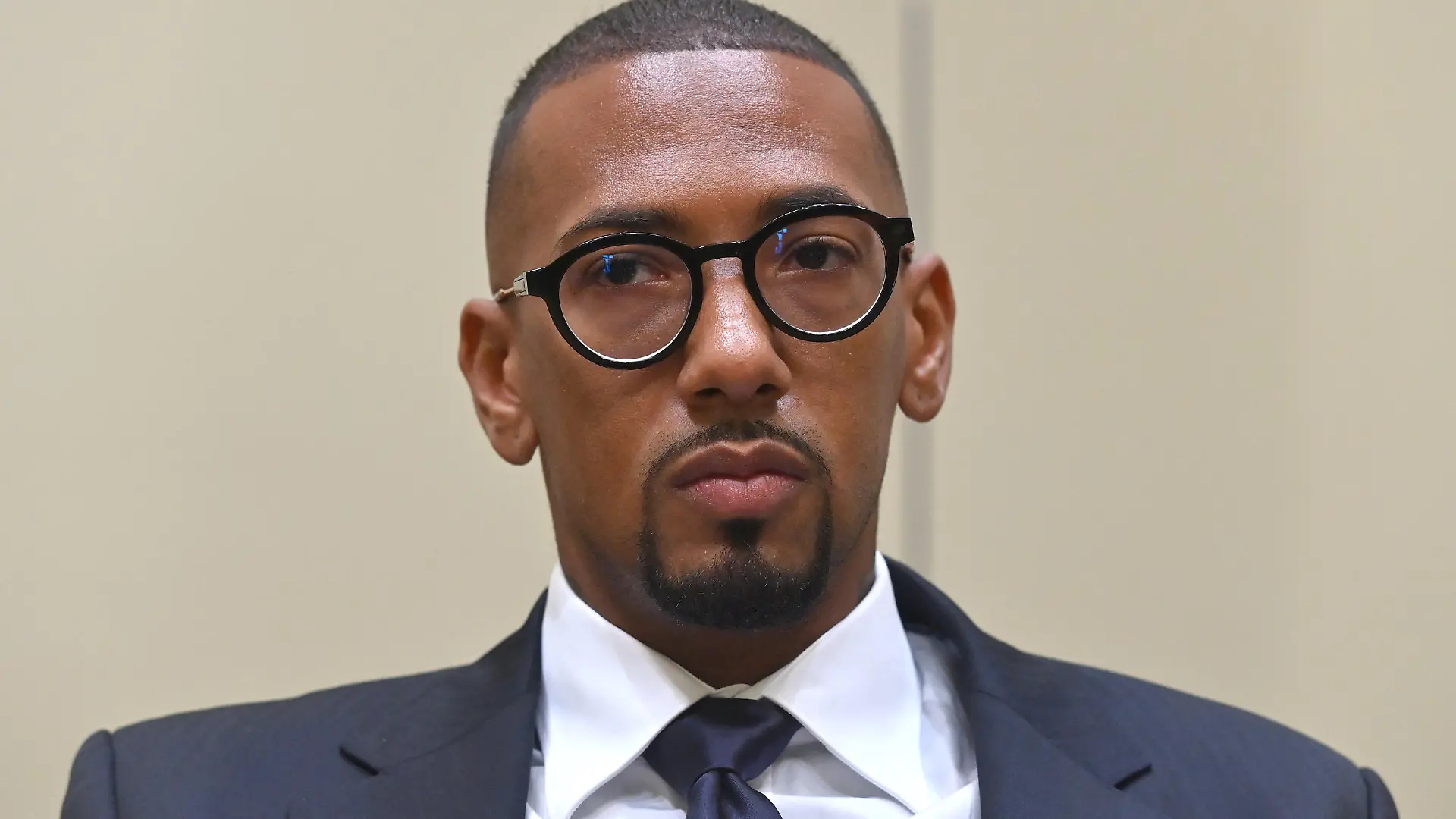 Jerome BOATENG im Verhandlungssaal. Einzelbild,angeschnittenes Einzelmotiv,Portraet,Portrait,Porträt. Berufungsverfahren. Strafverfahren gegen Jerome B. wegen des Verdachts der Koerrperverletzung (Karibik?) am 02.11.2022 vor dem Oberlandesgericht Muenchen II, OLG