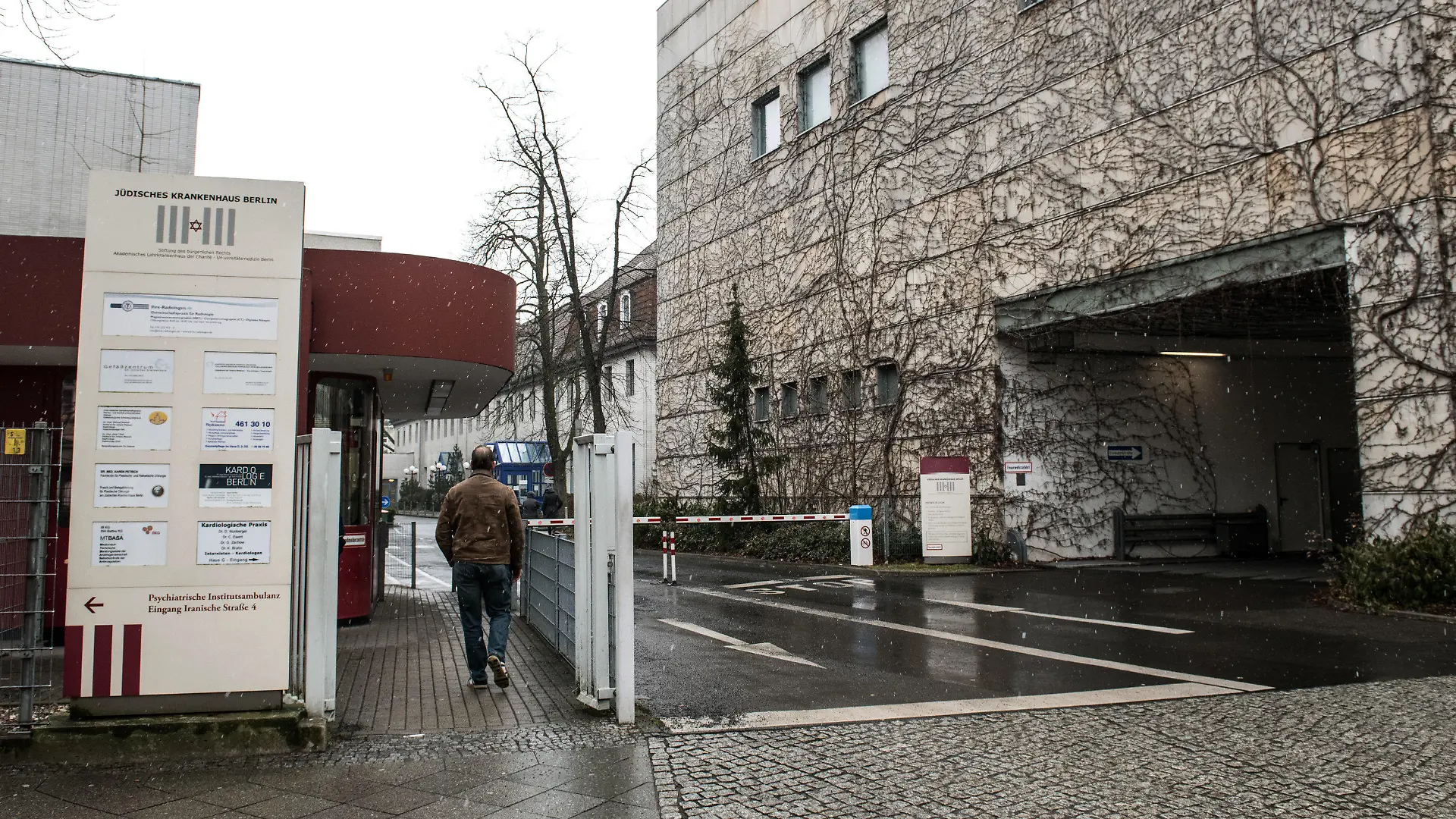 ARCHIV - 28.03.2018, Berlin: Ein Mann geht auf das Gelände des Jüdischen Krankenhauses in Wedding. Dort befindet sich eine der Notdienstpraxen der Kassenärztlichen Vereinigung (KV). Statt stundenlang auf die Behandlung in einer Rettungsstelle zu warten, kann der Besuch einer Notdienstpraxis eine Alternative sein. Die Kassenärztliche Vereinigung Berlin betreibt inzwischen elf solcher Praxen an Krankenhäusern. Sie öffnen, wenn andere Arztpraxen geschlossen sind. (Zu dpa: «Notdienstpraxen entlasten Rettungsstellen zunehmend») Foto: Paul Zinken/dpa +++ dpa-Bildfunk +++