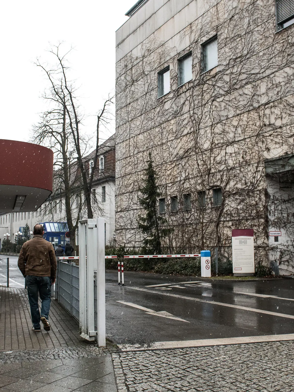 ARCHIV - 28.03.2018, Berlin: Ein Mann geht auf das Gelände des Jüdischen Krankenhauses in Wedding. Dort befindet sich eine der Notdienstpraxen der Kassenärztlichen Vereinigung (KV). Statt stundenlang auf die Behandlung in einer Rettungsstelle zu warten, kann der Besuch einer Notdienstpraxis eine Alternative sein. Die Kassenärztliche Vereinigung Berlin betreibt inzwischen elf solcher Praxen an Krankenhäusern. Sie öffnen, wenn andere Arztpraxen geschlossen sind. (Zu dpa: «Notdienstpraxen entlasten Rettungsstellen zunehmend») Foto: Paul Zinken/dpa +++ dpa-Bildfunk +++