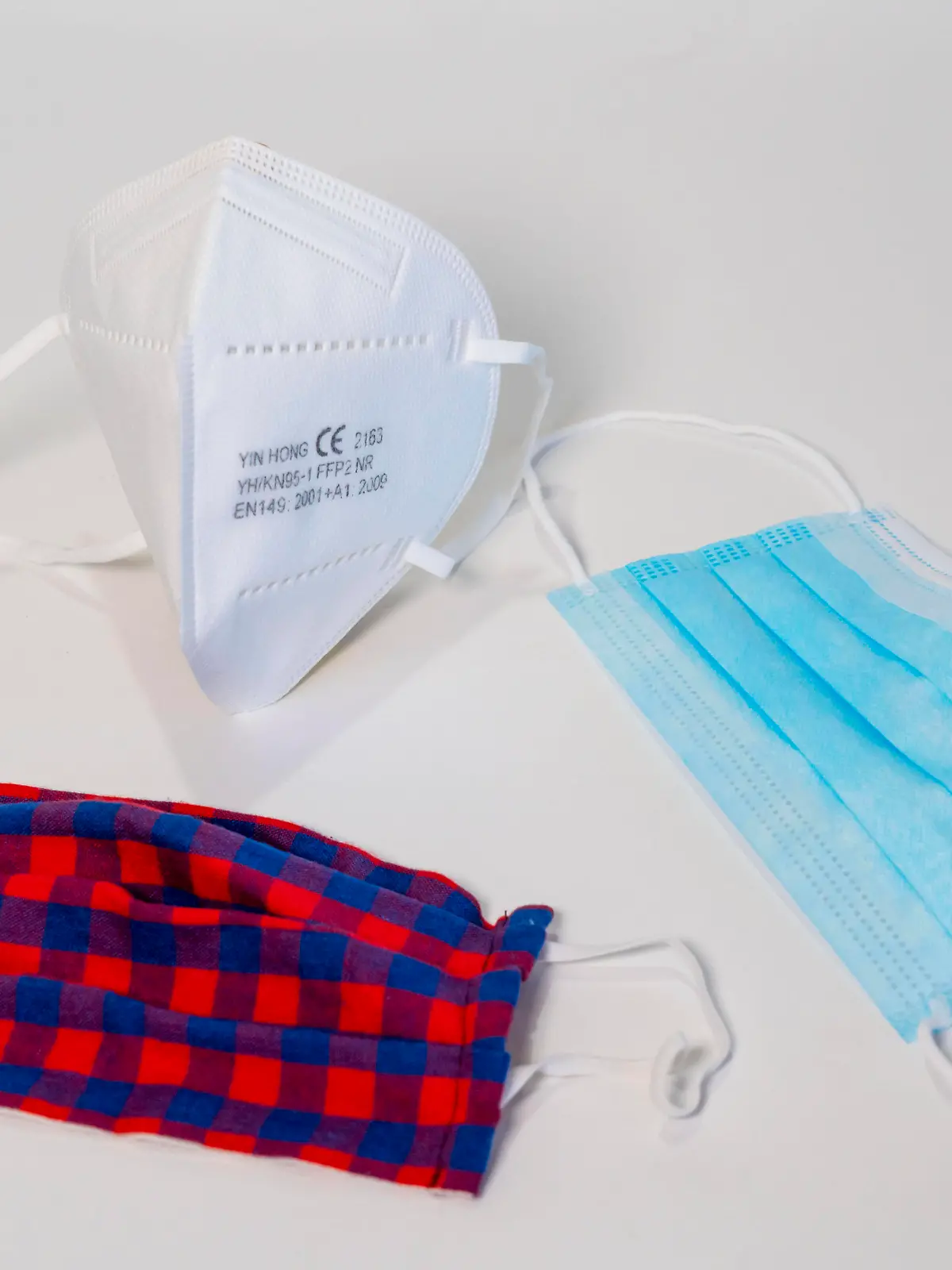 Drei Masken liegen nebeneinander