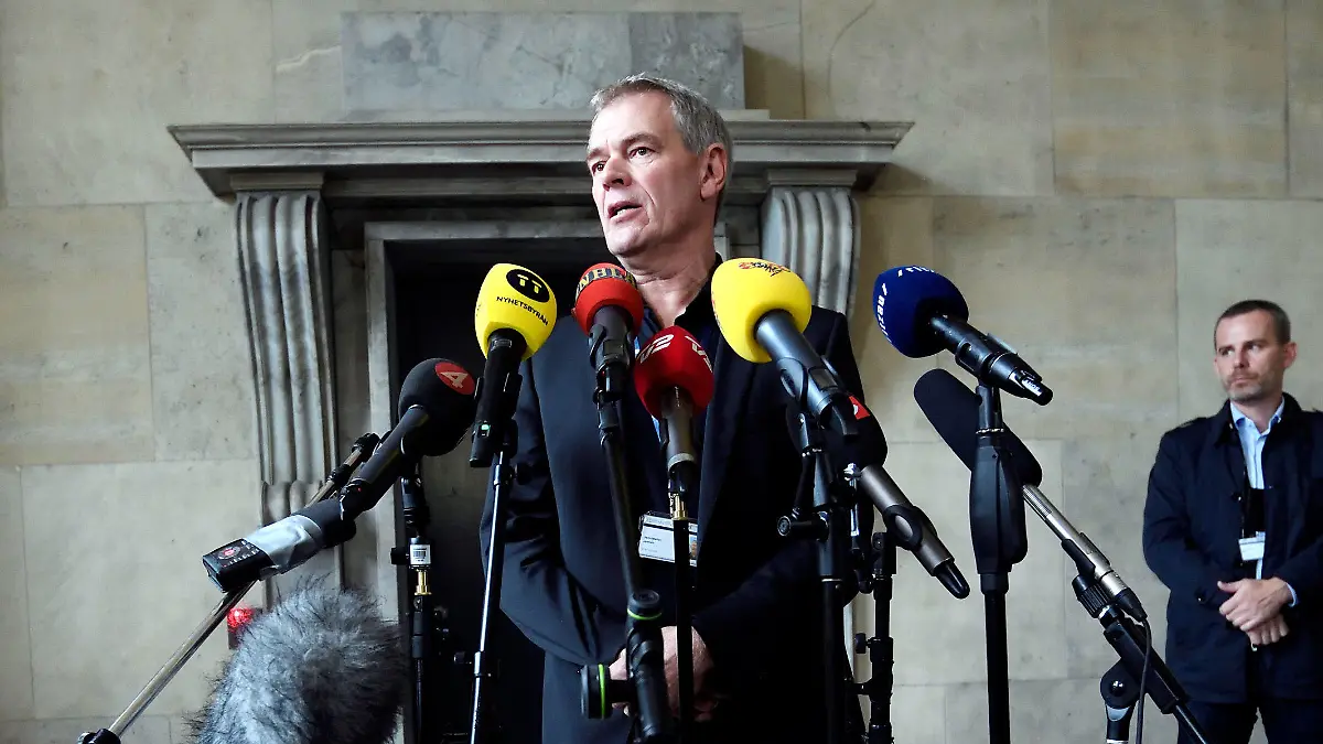 ARCHIV - 07.10.2017, Dänemark, Kopenhagen: Der Polizeisprecher Jens Moeller äußert sich auf einer Pressekonferenz im Fall um den gewaltsamen Tod der schwedischen Journalistin Kim Wall. Sie wurde an Bord des U-Bootes «Nautilus» ermordet, der dänische Ingenieur zu lebenslanger Haft verurteilt. Der Streaminganbieter TVnow zeigt ab dem 28. Januar den Fall aus Ermittlersicht in einer  sechsteiligen Serie. (zu dpa: «"The Investigation" zeigt Mordfall Kim Wall aus Ermittlersicht») Foto: Tariq Mikkel Khan/Ritzau Foto/AP/dpa +++ dpa-Bildfunk +++