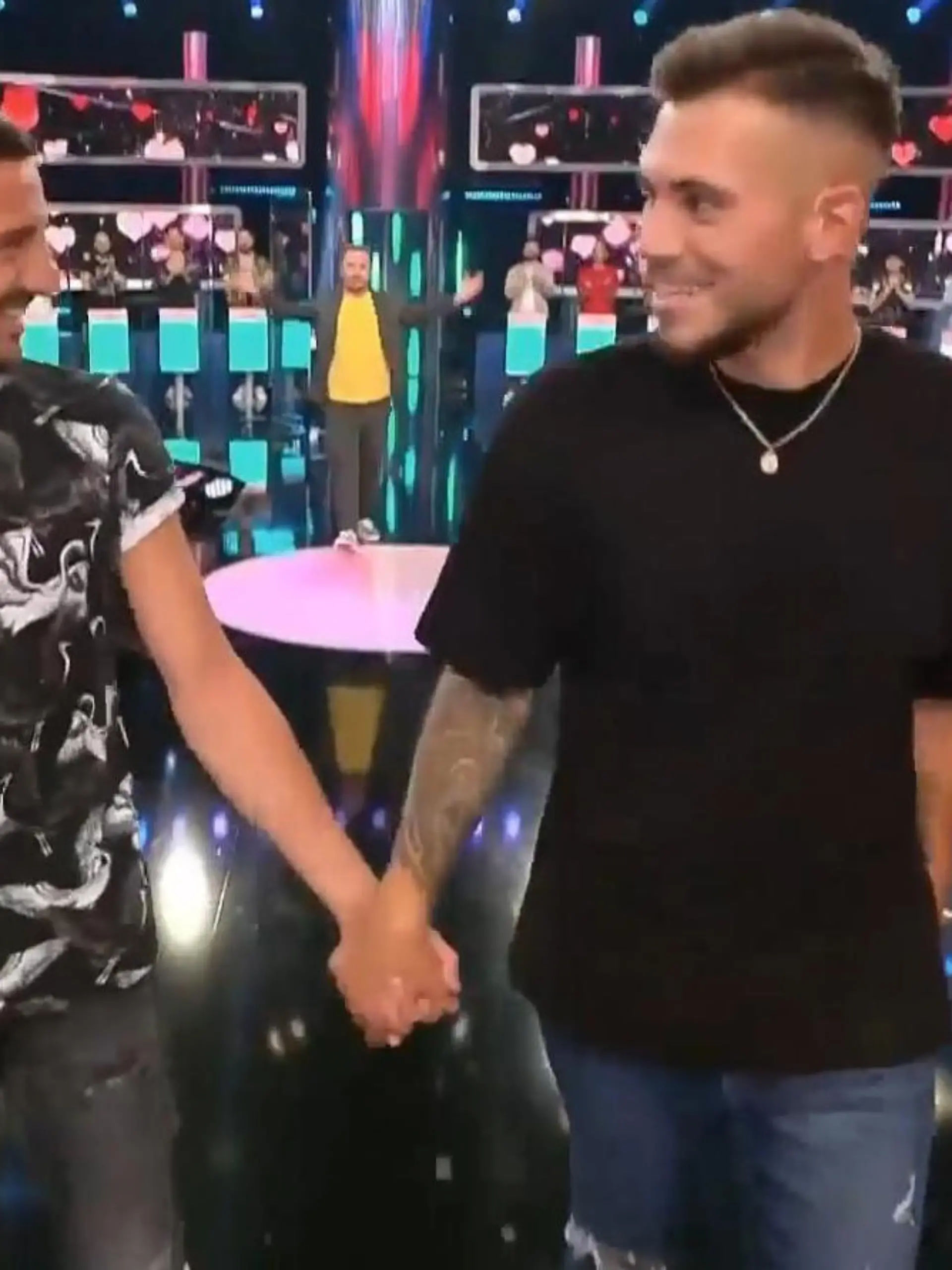 Die beiden "Take Me Out"-Kandidaten Matthias  (l.) und Lukas (r.) lassen Ralf Schmitz (M.) einfach stehen